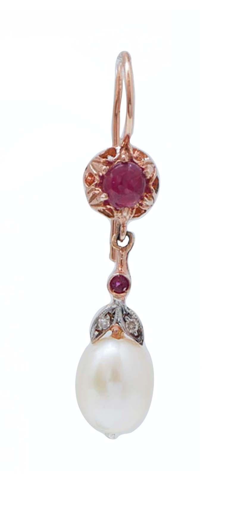Fantastici orecchini in oro rosa 9 kt e struttura in argento montata con rubini; al centro, foglie tempestate di diamanti e, come pendente, una perla.
Questi orecchini sono stati realizzati totalmente a mano da maestri orafi italiani e sono in