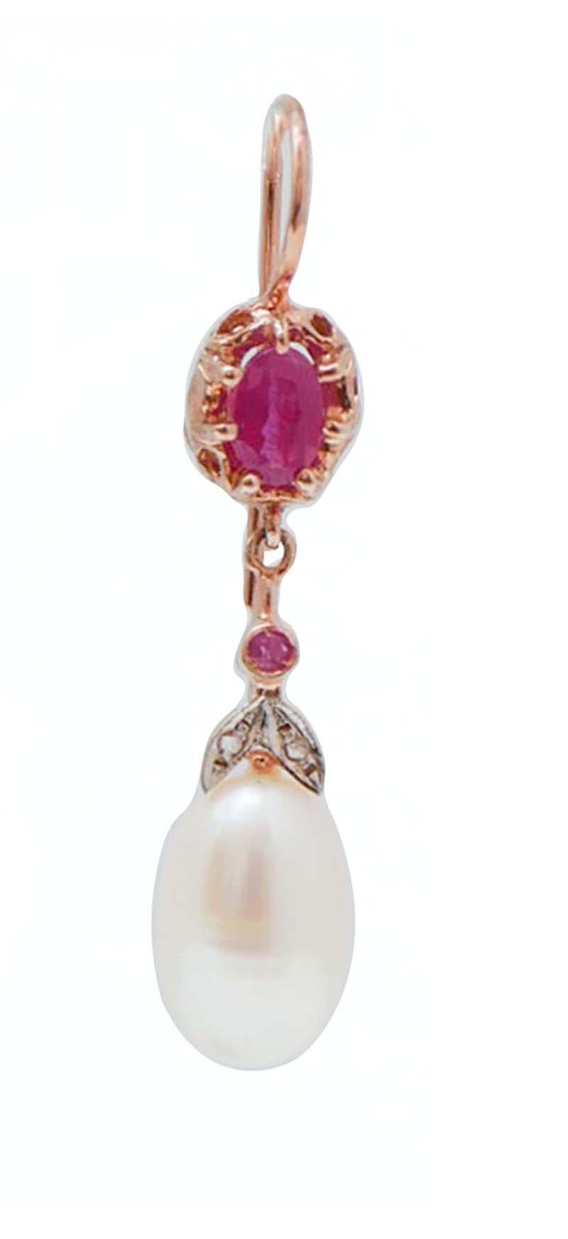 Bellissimi orecchini in oro rosa 9 kt e struttura in argento montata con rubini  per tutta la lunghezza e due foglie tempestate di diamanti; nella parte finale, una perla.
Questi orecchini sono stati realizzati totalmente a mano da maestri orafi