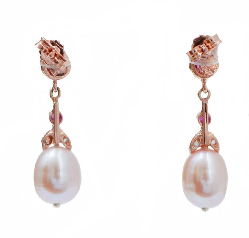 Rétro Perle, rubini, diamanti, orecchini in oro rosa e argento. in vendita