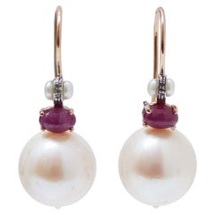 Pendientes de perlas, rubíes, diamantes, oro rosa y plata.