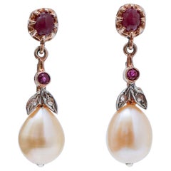 Perle, rubini, diamanti, orecchini in oro rosa e argento.