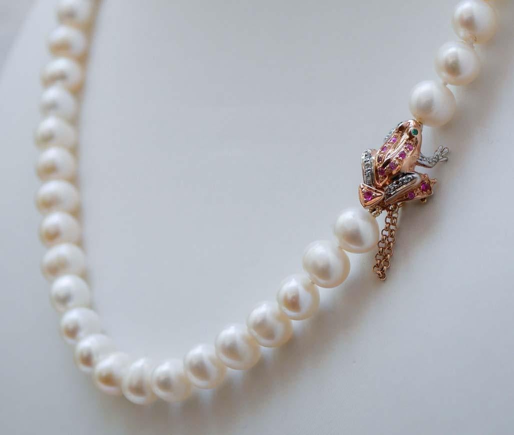 Precioso collar montado con un collar de perlas y, como cierre, una rana de oro rosa de 9 kt y estructura de plata montada con dos esmeraldas como ojos y diamantes y rubíes en el cuerpo.
Este collar fue totalmente realizado a mano por maestros