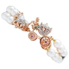 Bracciale con perle, rubini, smeraldi e diamanti, in oro rosa e argento, a forma di carrozza