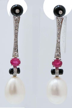 Pendientes de perlas, rubíes, ónix, diamantes y platino.