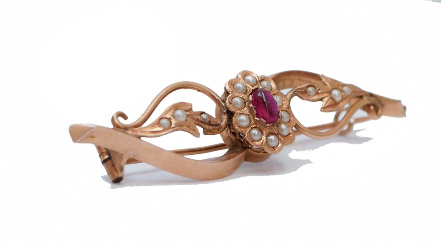 Spilla Retrò in oro rosa 18 kt con struttura montata con un rubino centrale circondato da piccole perle. 
Rubino 0,30 ct
Perle 0.32 gr
Peso totale 4.00 gr
RF  +GRAA

Per qualsiasi informazione, non esitare a contattare il venditore attraverso il