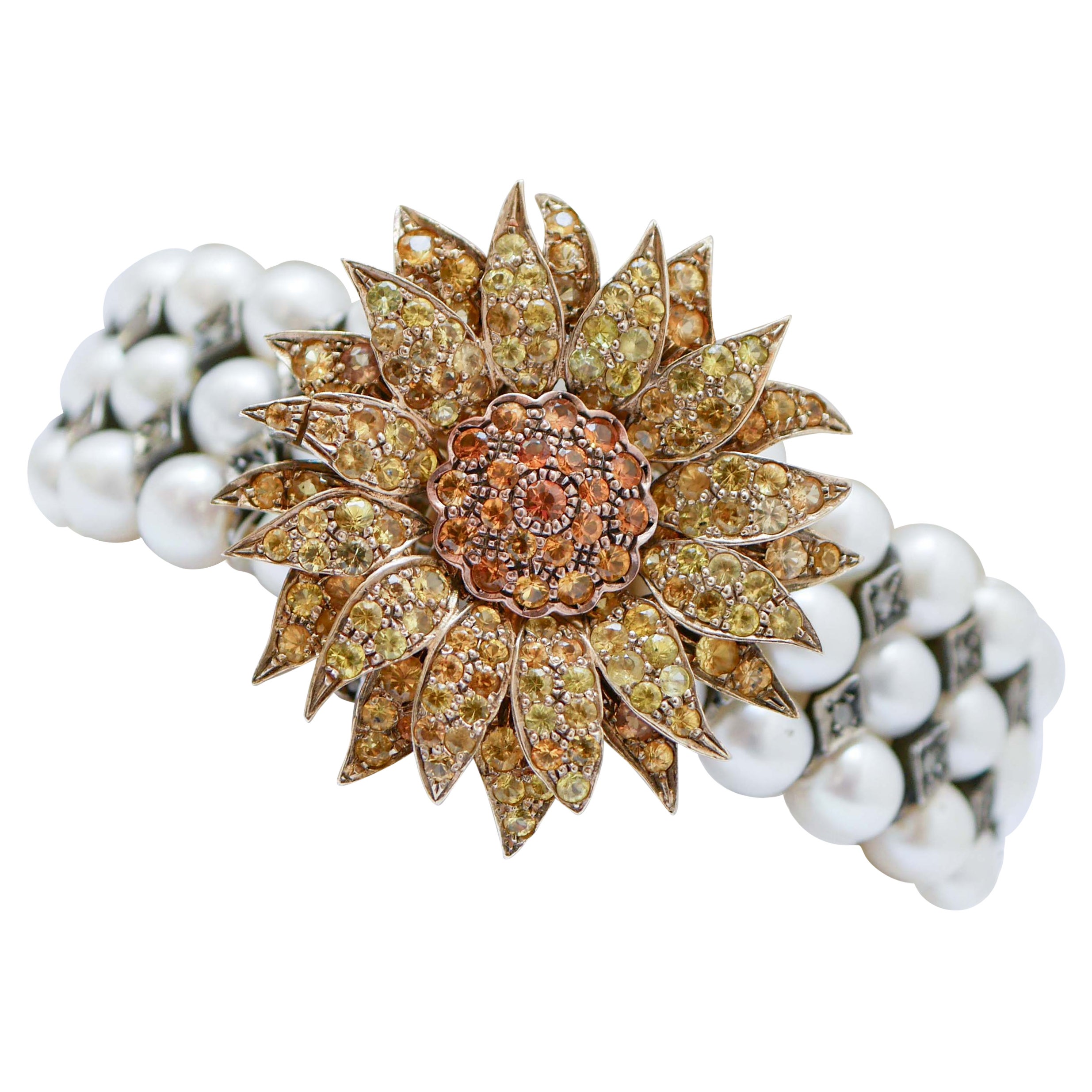 Bracciale con perle, zaffiri, diamanti, oro rosa e argento.