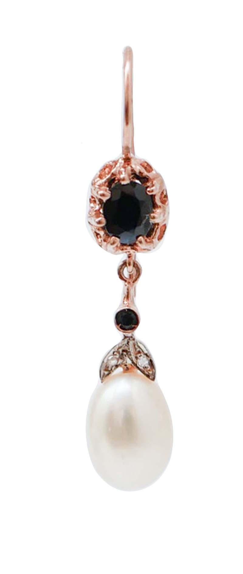 Preciosos pendientes de oro rosa de 9 kt y estructura de plata montados con zafiros en toda la longitud y dos hojas tachonadas de diamantes; en la parte final, una perla.
Estos pendientes fueron hechos totalmente a mano por maestros orfebres