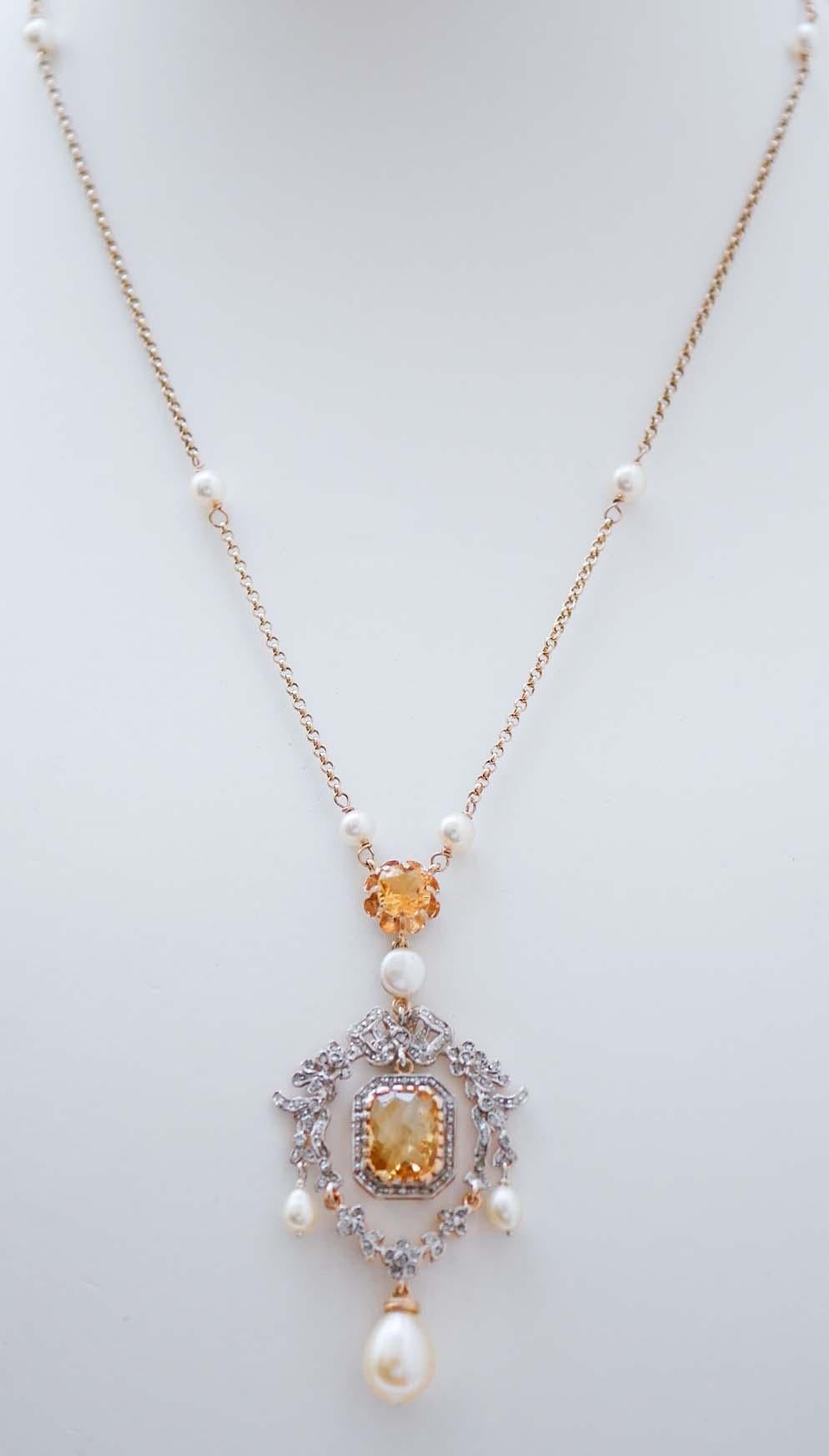 Fantastique collier en or rose 9 carats et structure en argent montée avec une topaze dans la partie supérieure ; au milieu, une perle et, en dessous, une structure sertie de diamants et d'une topaze centrale. En pendentif, trois perles. Le long de
