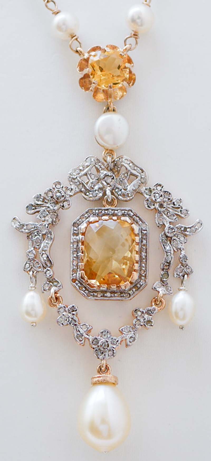 Collier à pendentifs en perles, topaze, diamants, or rose et argent. en vente