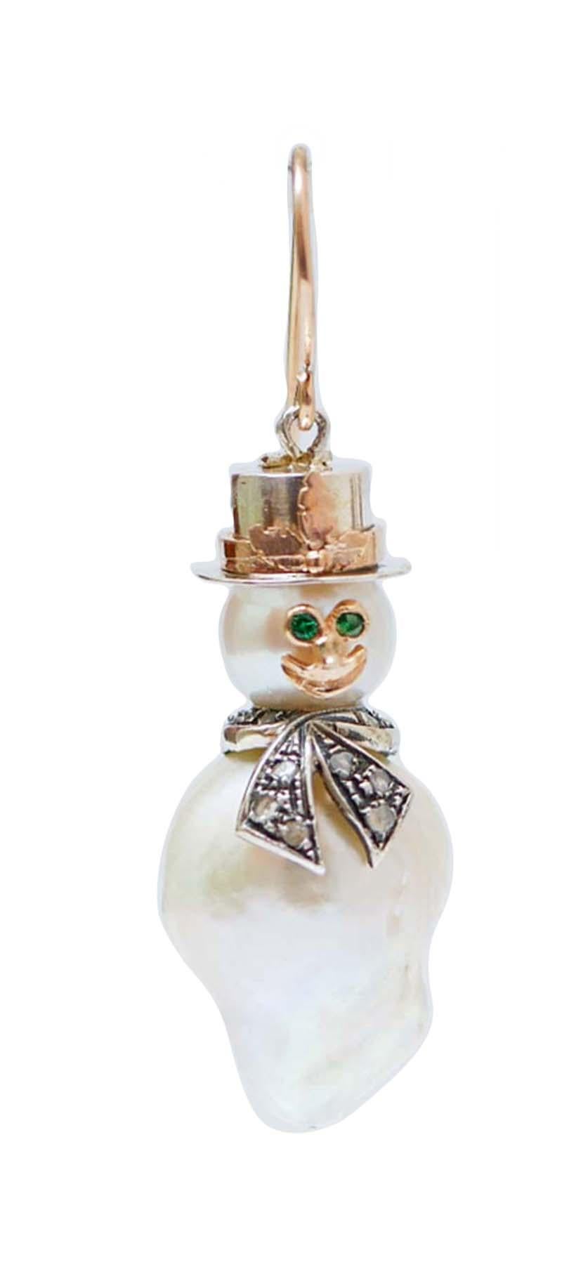 Fashion snowman earrings in 9 kt rose gold and silver structure mounted with a pearl as head and body, two tsavorite as eyes and a scarf studded with diamonds.
These earrings were totally handmade by Italian master goldsmiths and they are in perfect