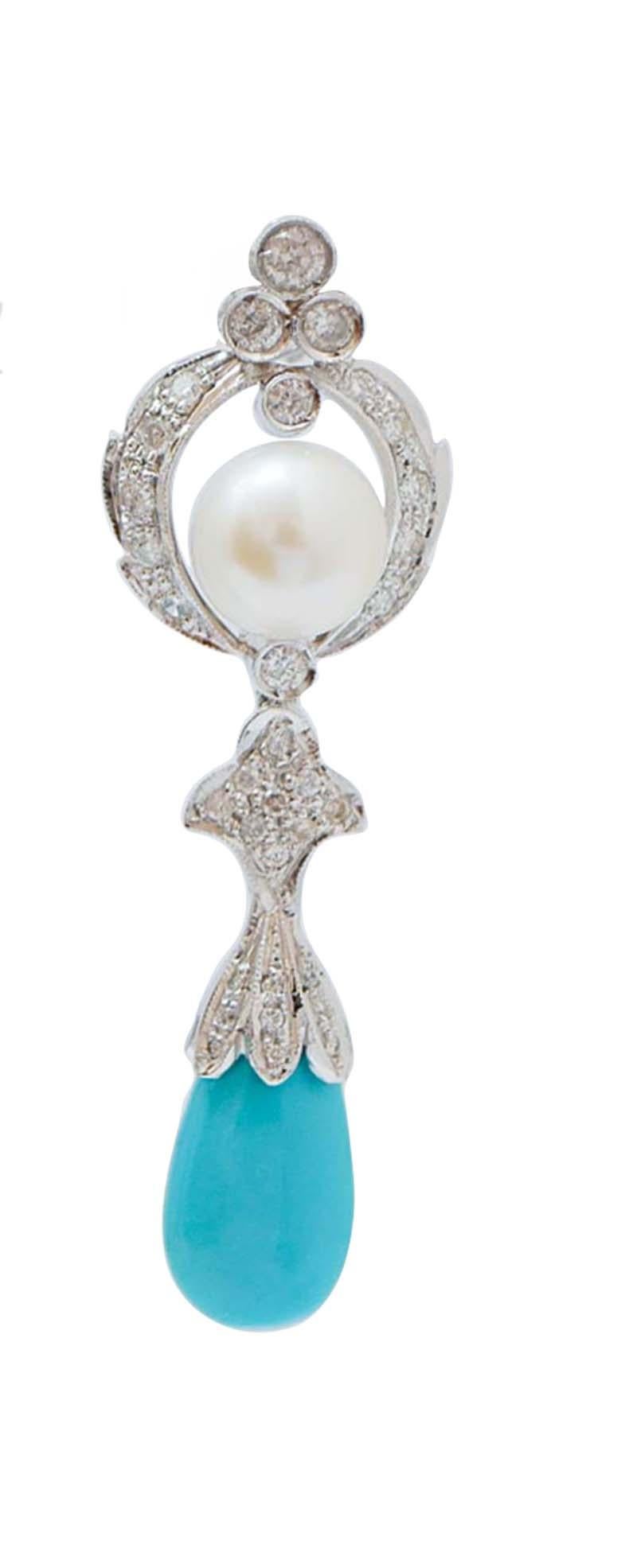 Incredibili orecchini con struttura in platino montati con una perla circondata da una cornice di diamanti. Al centro, diamanti e, come ciondolo, una goccia di turchese.
Questi orecchini sono stati realizzati totalmente a mano da maestri orafi