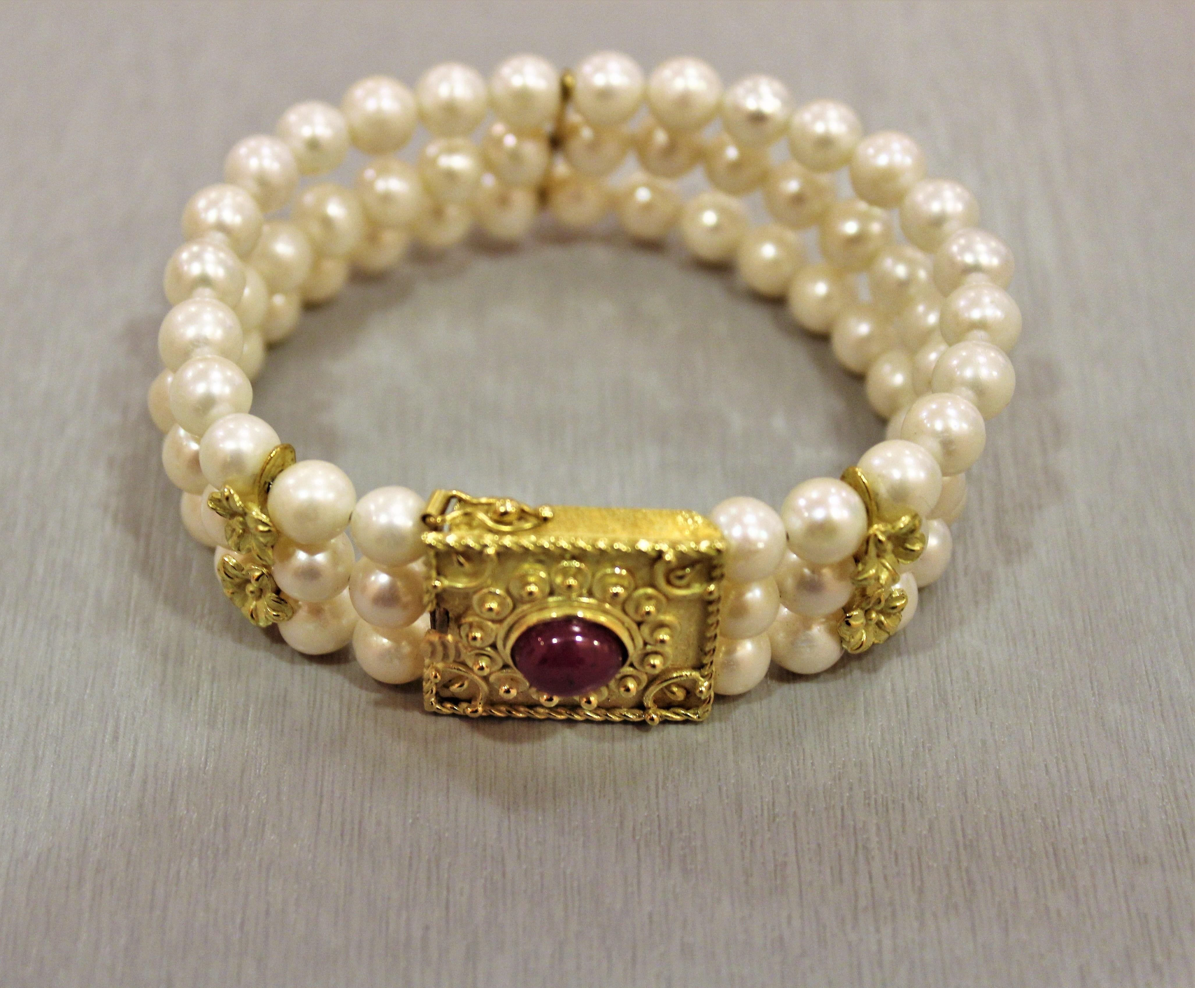 Pearls Yellow 18 Karat Gold Cabochon Ruby Retro Bracelet Rome, Italy, 1970s In Good Condition For Sale In firenze, IT