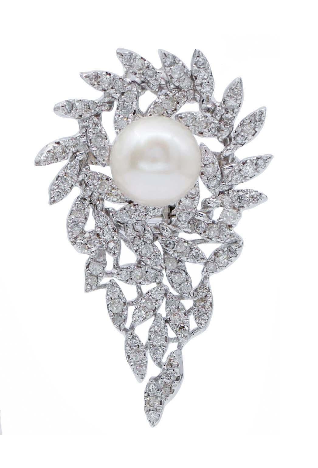 Elegant dangle earrings in 14 kt white gold structure mounted with a pearl surrounded by leaves studded with diamonds.
These earrings were totally handmade by Italian master goldsmiths and they are in perfect conditions.
Diamonds 2.95 ct
Pearls 2.00