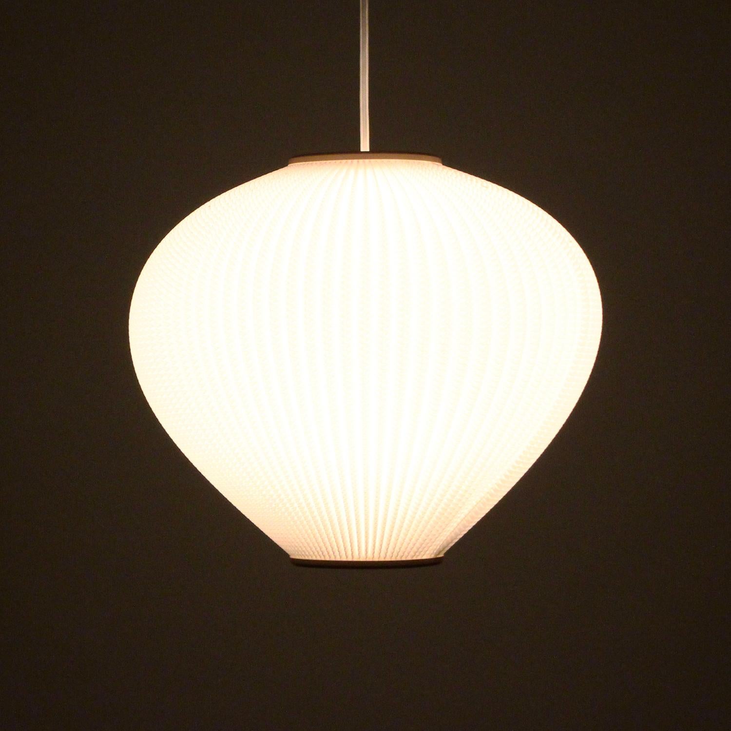 Pearlshade, large white lamp by Lars Schioler for Danish Hoyrup Light in 1960, charming off-white plastic hanging light in very good vintage condition.

This beauty is comprised of a pleated off-white plastic shade, slightly heart-shaped, and with