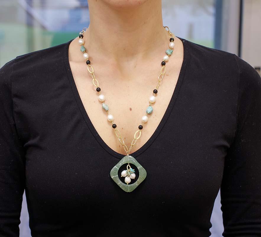 Halskette mit Anhänger aus Perlen, Onyx, Türkis, grünem Stein (Gemischter Schliff) im Angebot