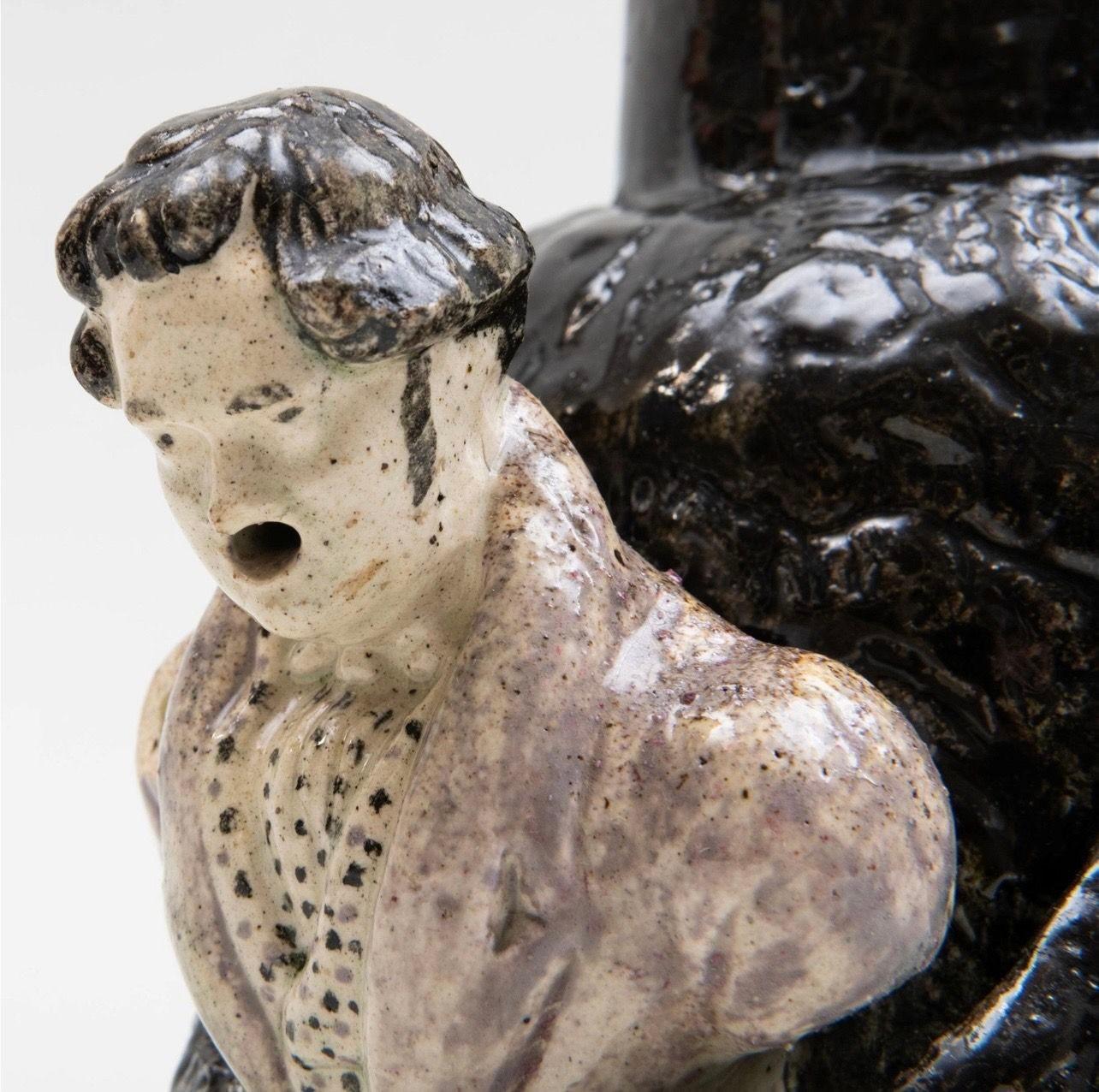 Pichet et couvercle ours en céramique perlée, anglais, début du 19ème siècle en vente 2