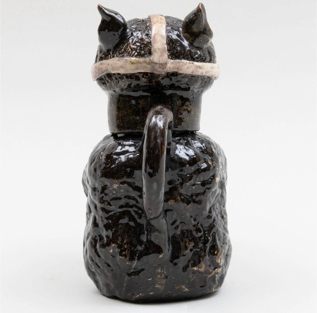 Moulé Pichet et couvercle ours en céramique perlée, anglais, début du 19ème siècle en vente