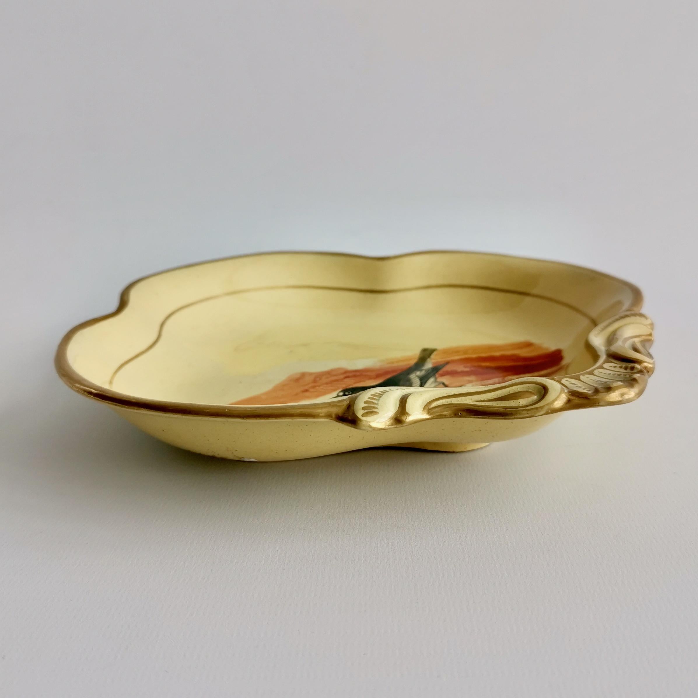Early 19th Century Pearlware Beige Shell Dish with Bird Attributed to Wedgwood, Regency, circa 1820