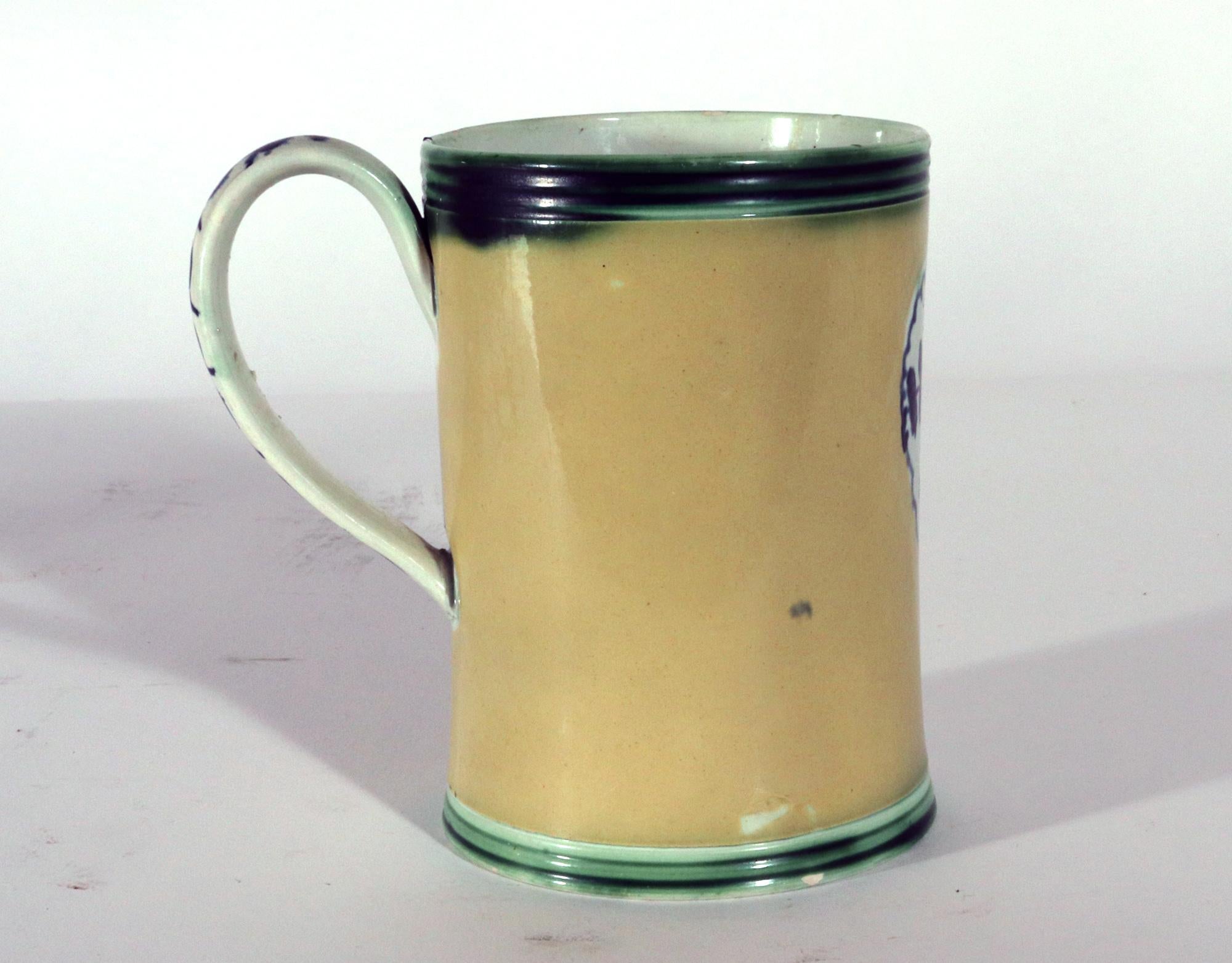 Georgien Tasse rare avec fond jaune et décoration en forme de cœur en vente