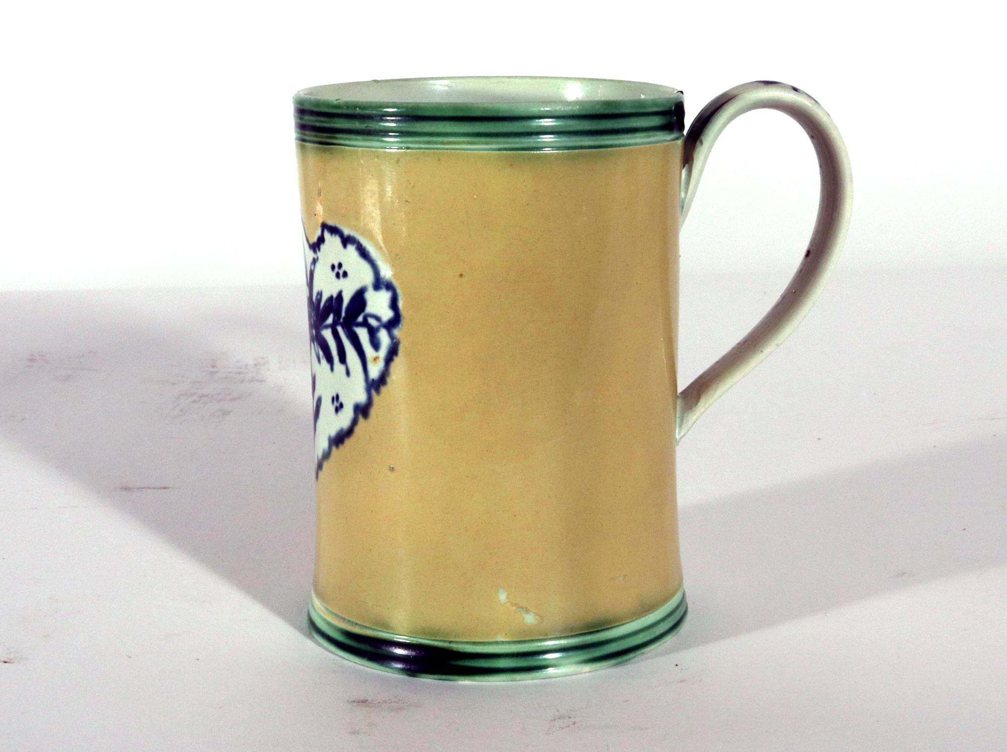 Tasse rare avec fond jaune et décoration en forme de cœur Bon état - En vente à Downingtown, PA