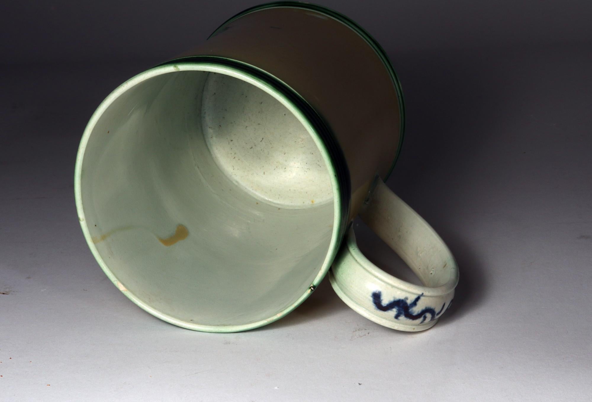 Tasse rare avec fond jaune et décoration en forme de cœur en vente 1