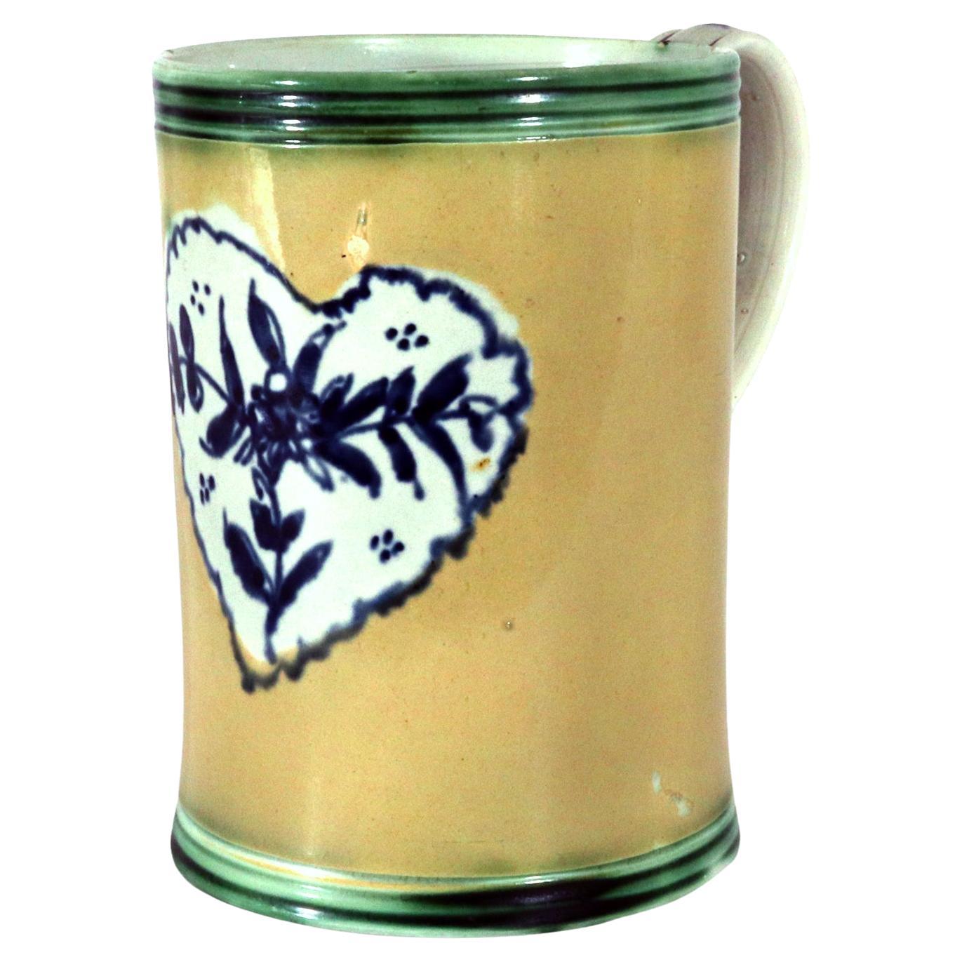Taza de cerámica nacarada con fondo de engobe amarillo poco común y decoración de corazones