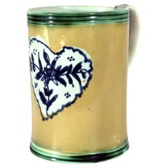 Taza de cerámica nacarada con fondo de engobe amarillo poco común y decoración de corazones