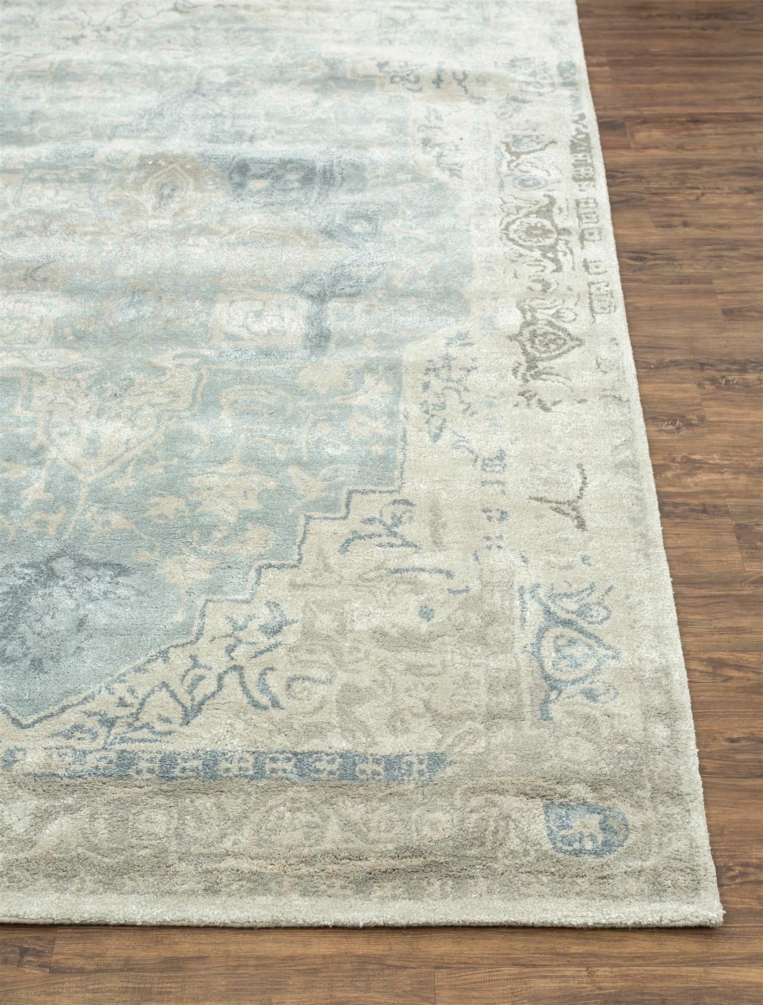 Deléitate con la discreta elegancia de esta impresionante alfombra tejida a mano, una refinada obra maestra que trasciende los diseños convencionales de alfombras. Puedes encontrar esta belleza en varias tallas estándar y también está disponible