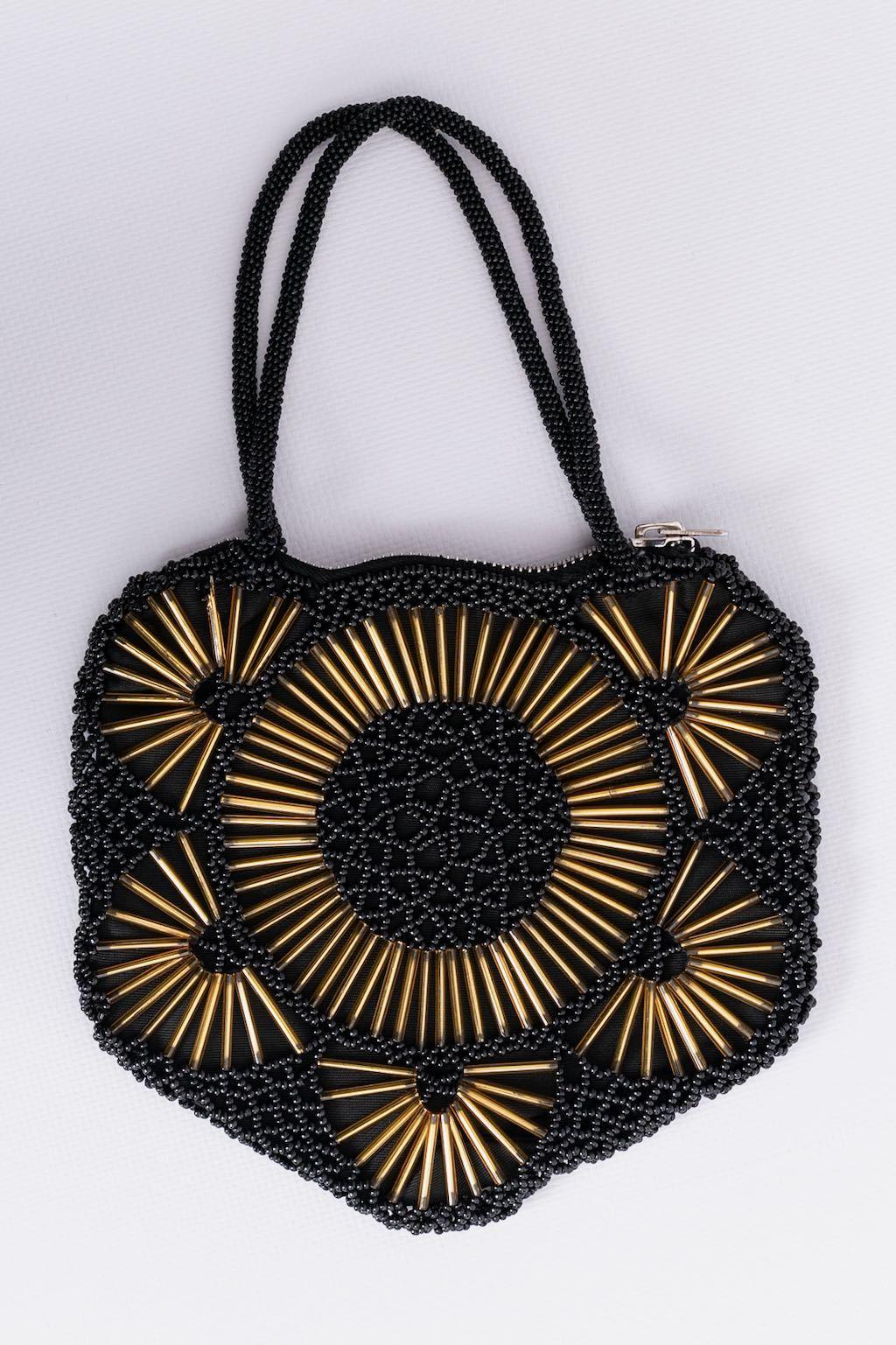 ANONYMOUS - Pearly evening handbag from the 1920s.

Condition:
Very good condition.

Measurements:
Length: 16cm (6.29