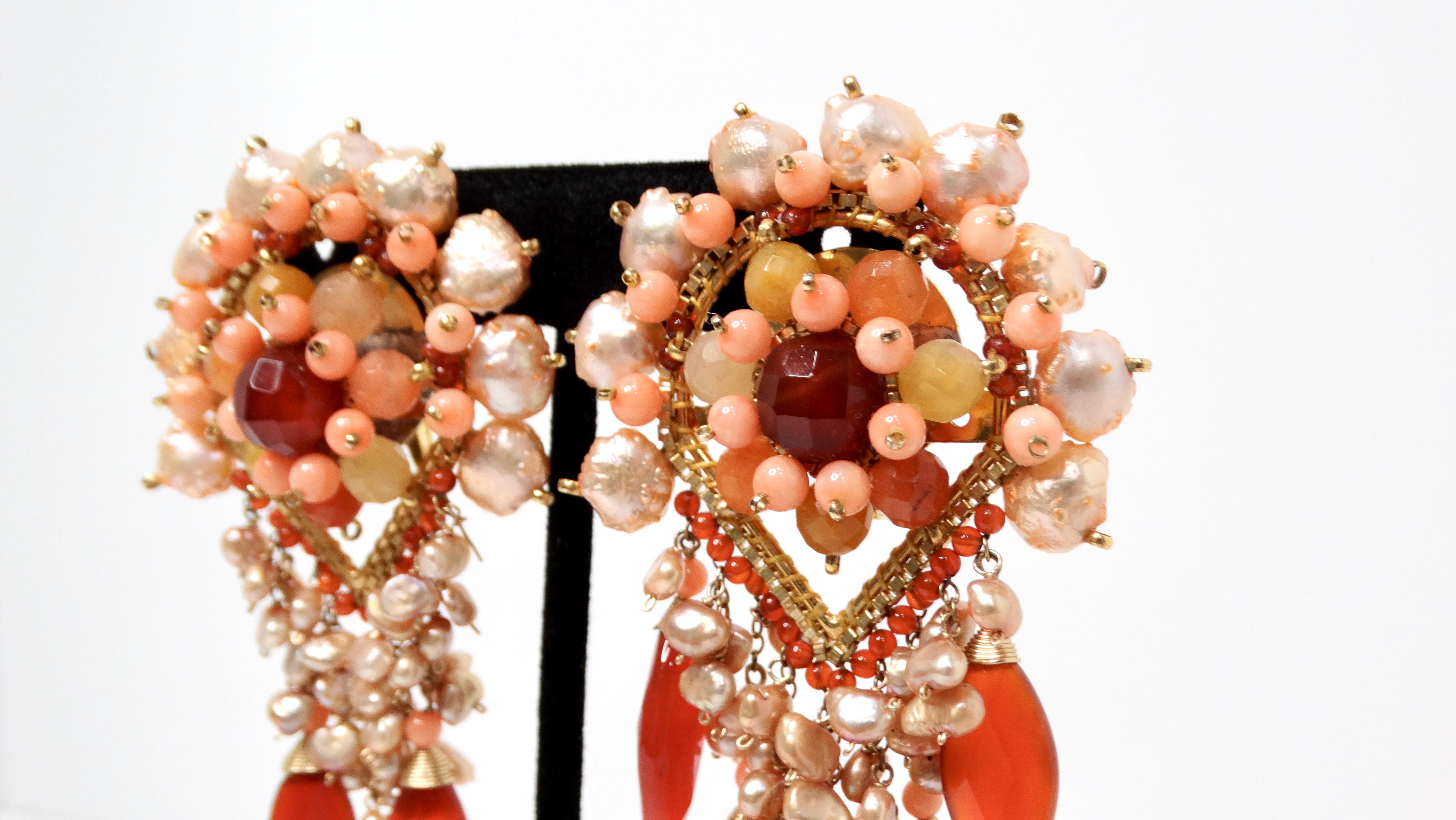 Boucles d'oreilles nacrées en perles roses et oranges avec pendentifs à clip Bon état - En vente à Scottsdale, AZ