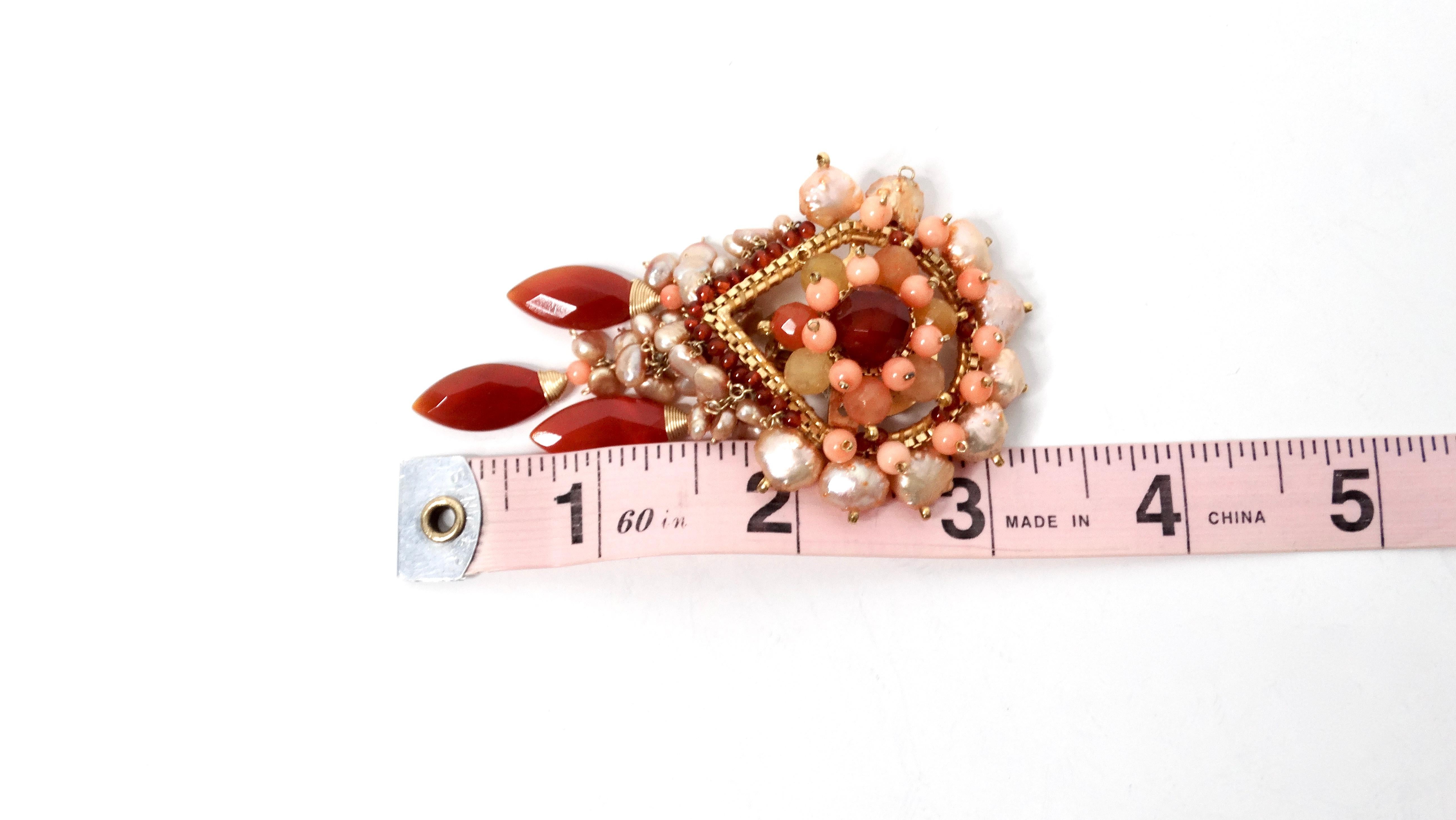 Boucles d'oreilles nacrées en perles roses et oranges avec pendentifs à clip en vente 1