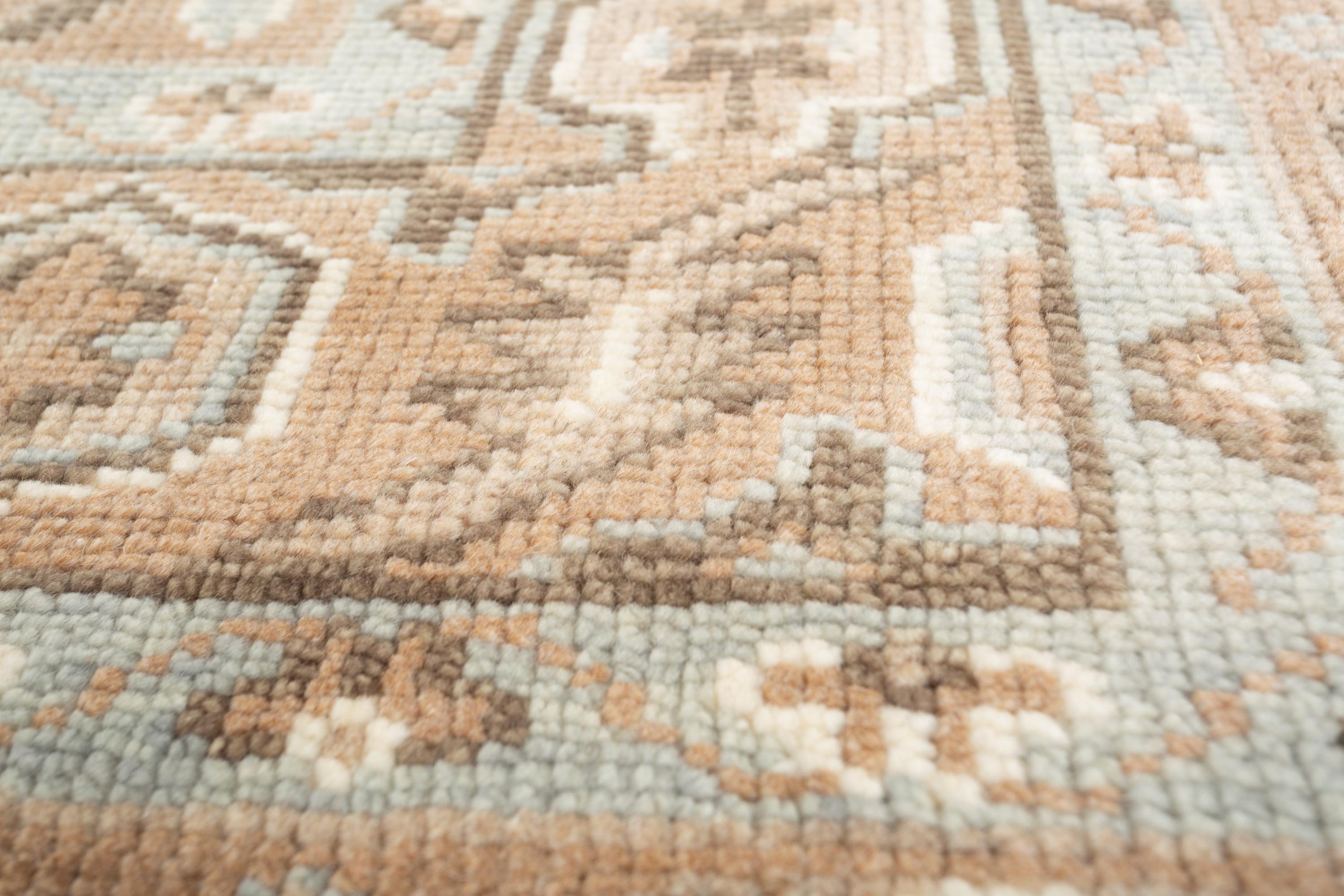 Abraza el arte exquisito y un toque de naturaleza con esta alfombra anudada a mano de nuestra colección Thyme. Esta magnífica pieza, elaborada con la lana más fina, presenta una hermosa interacción de tonos beige terroso y marfil luminoso. La