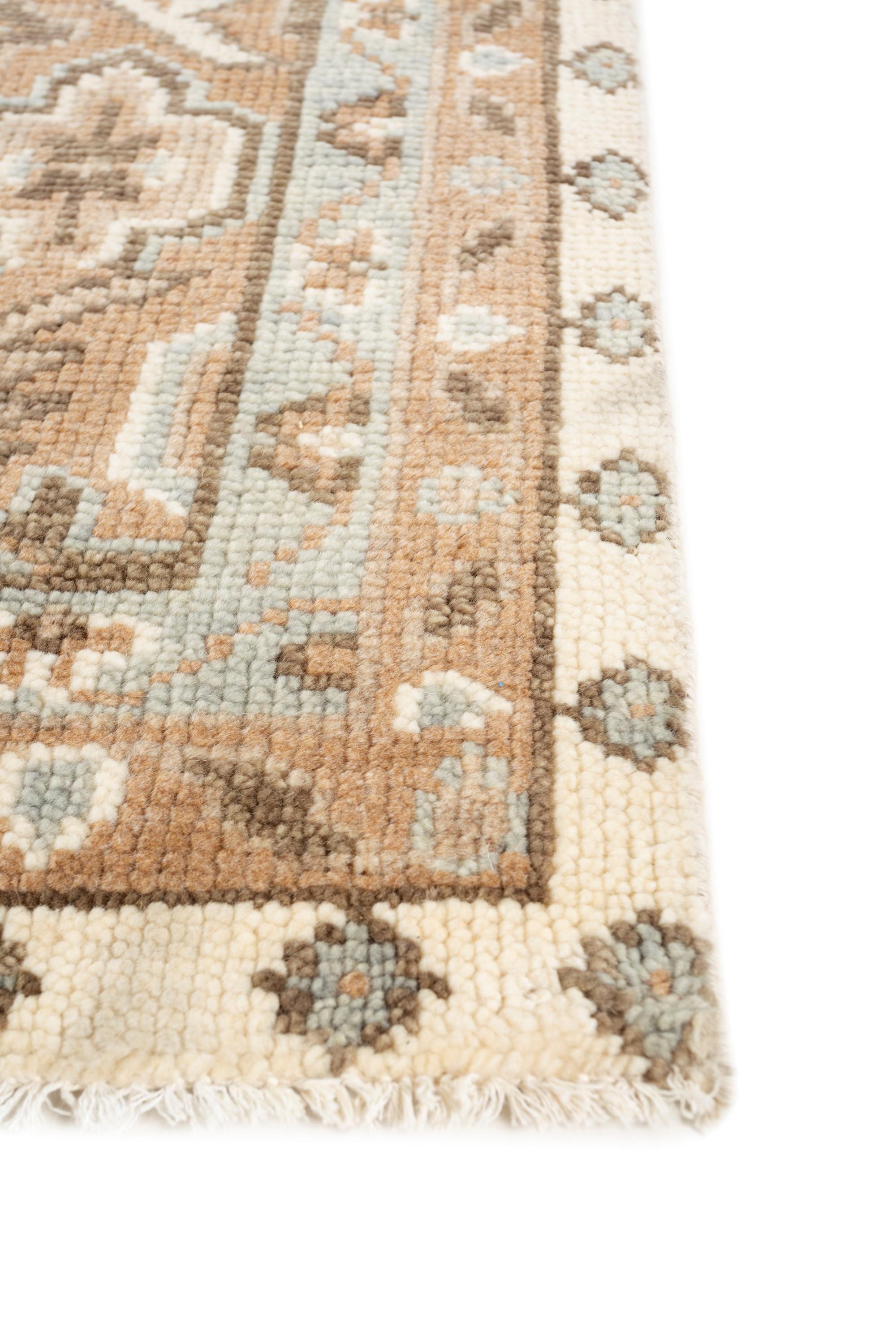 Mid-Century Modern Pearly Shores Ivory & Beige 240x300 cm Hand Knotted Rug For Sale