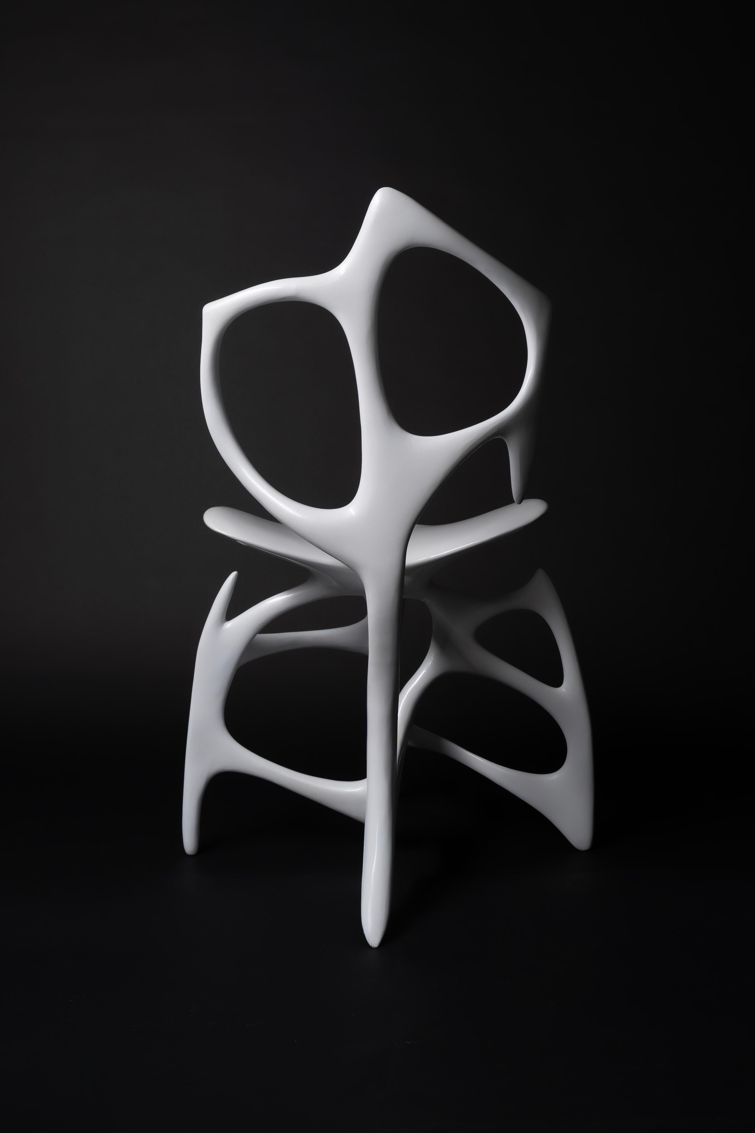 Francese Sedia Studio A standard in bianco perlato di Duen Studio in vendita