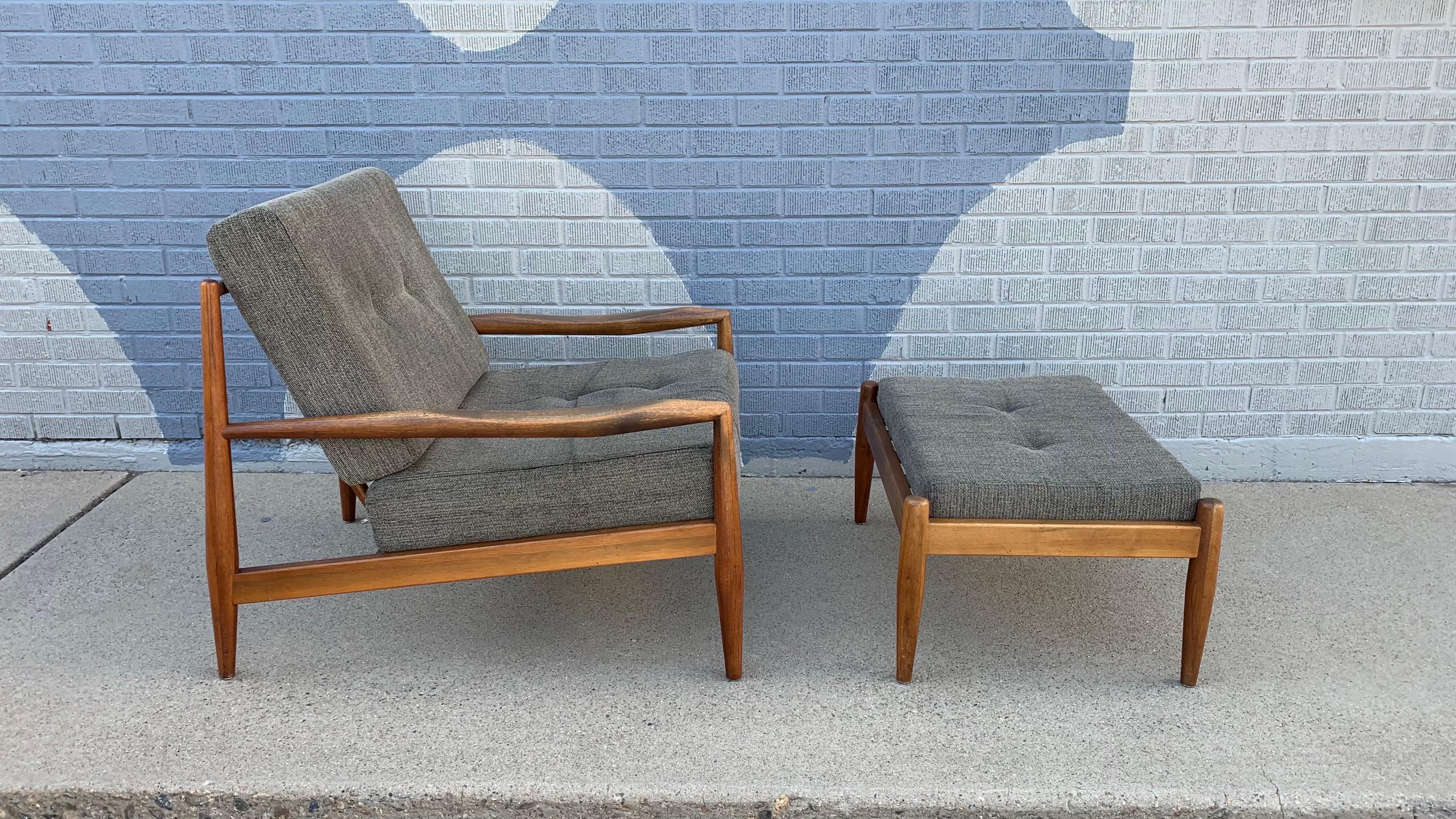 Adrian Pearsall 843-C Lounge Chair with 849-O Ottoman, 1960s

Ensemble classique de chaise longue et d'ottoman du milieu du siècle dernier, conçu par Adrian Pearsall pour Craft Associates, modèle 843-C associé à l'ottoman 849-O. Le travail de