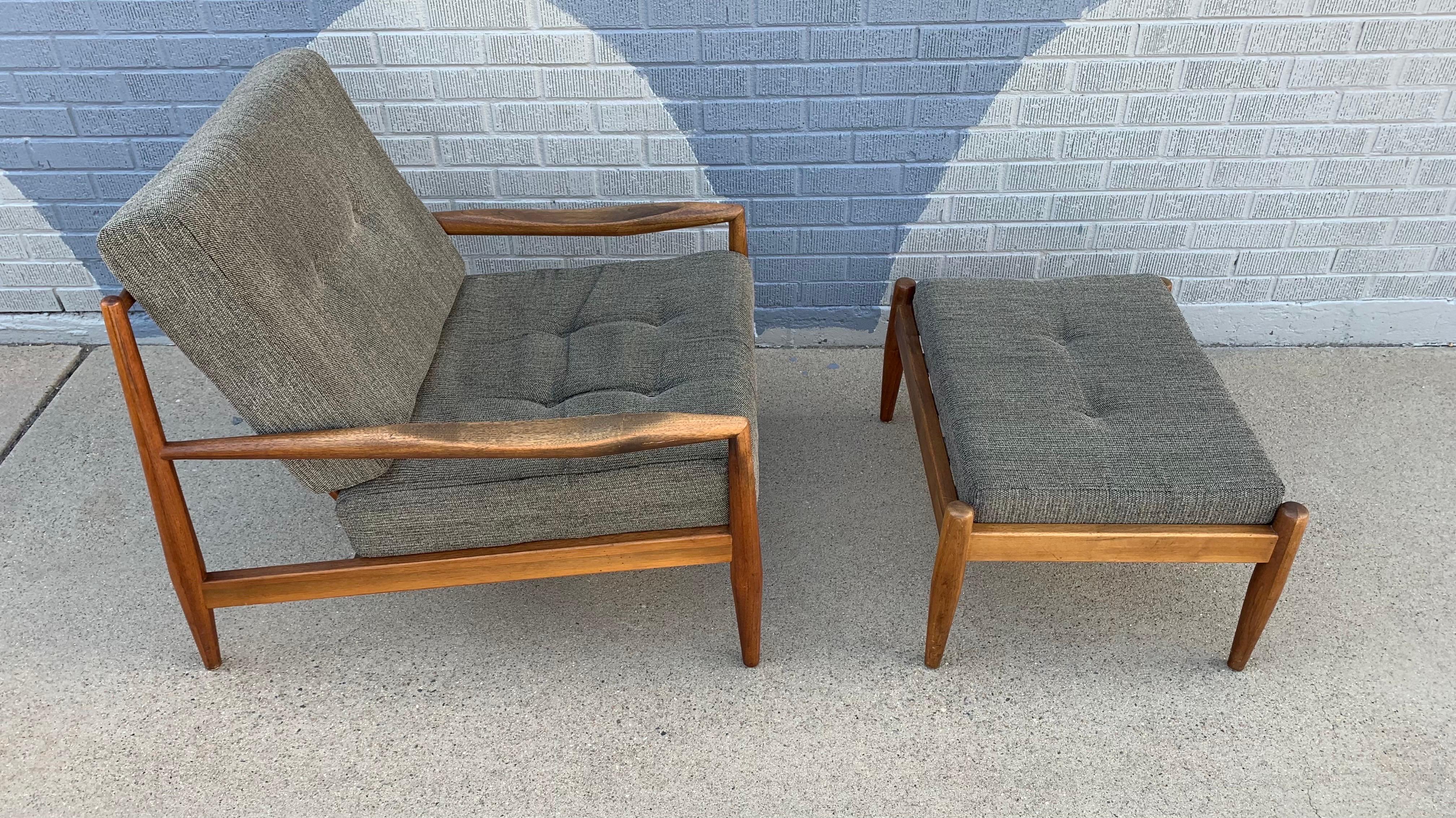 20ième siècle Pearsall 843-C Lounge Chair et 849-O Ottoman, années 1960 en vente