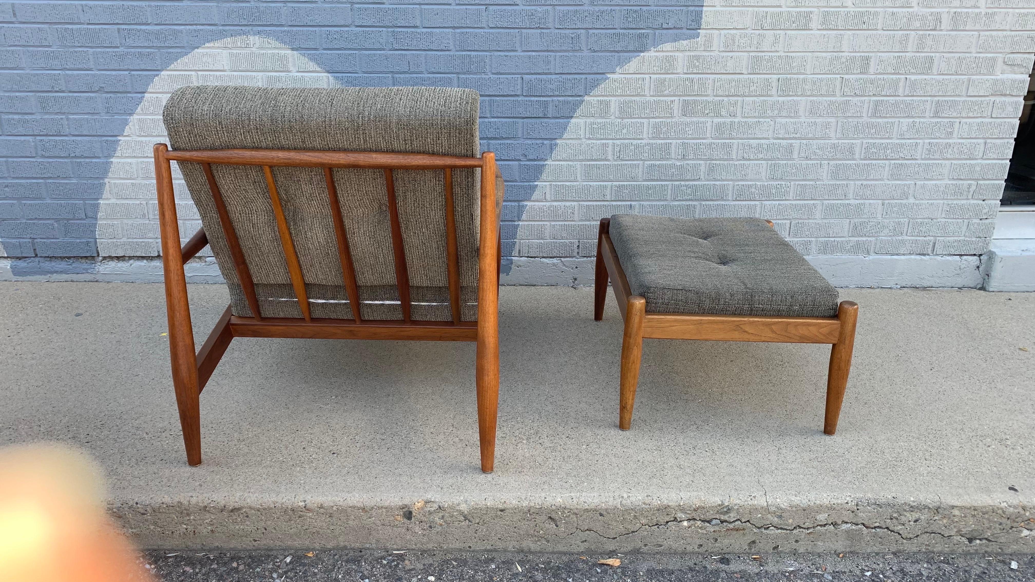Tissu d'ameublement Pearsall 843-C Lounge Chair et 849-O Ottoman, années 1960 en vente