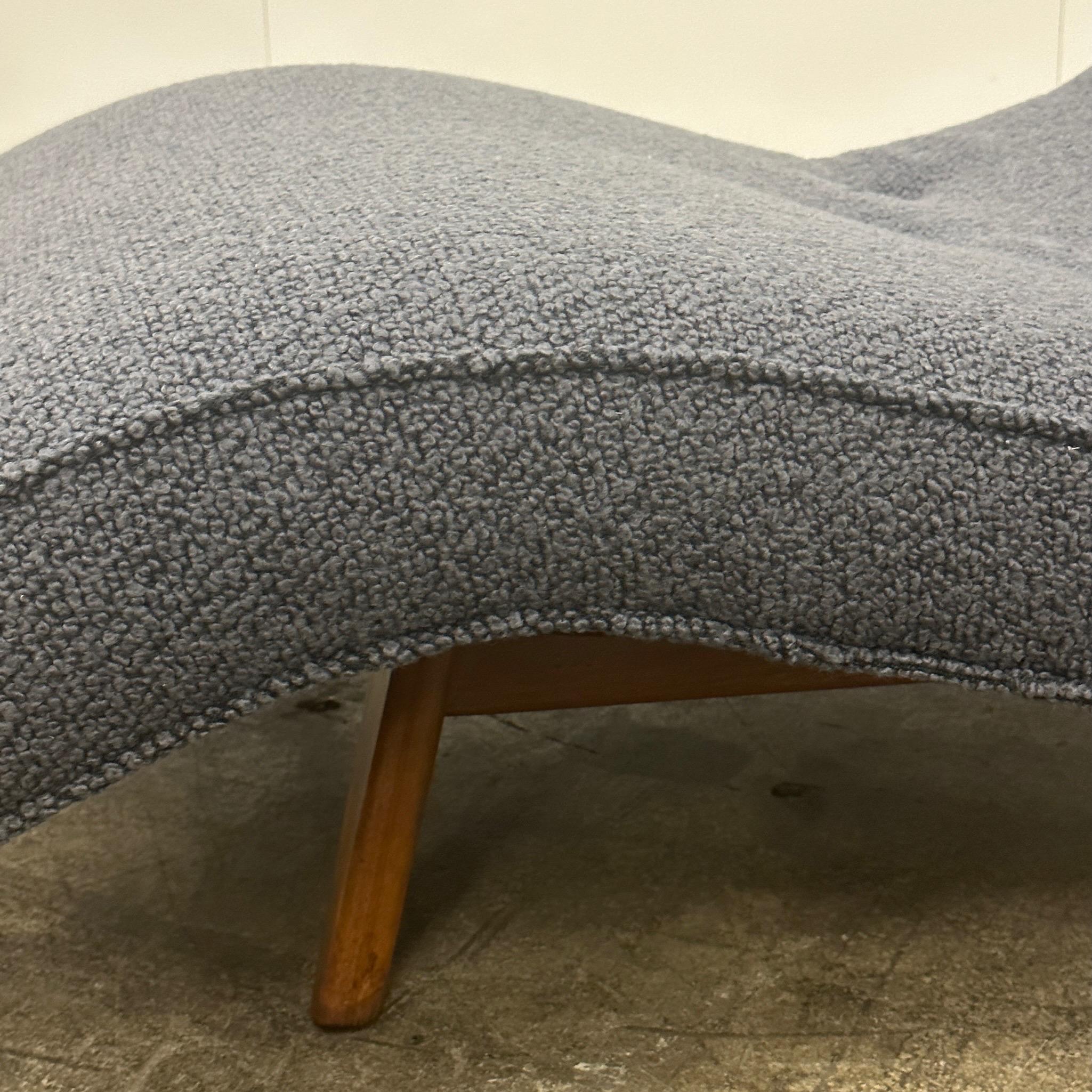 Pearsall Style Wave Chaise in Sherpa Boucle In Good Condition For Sale In Chicago, IL