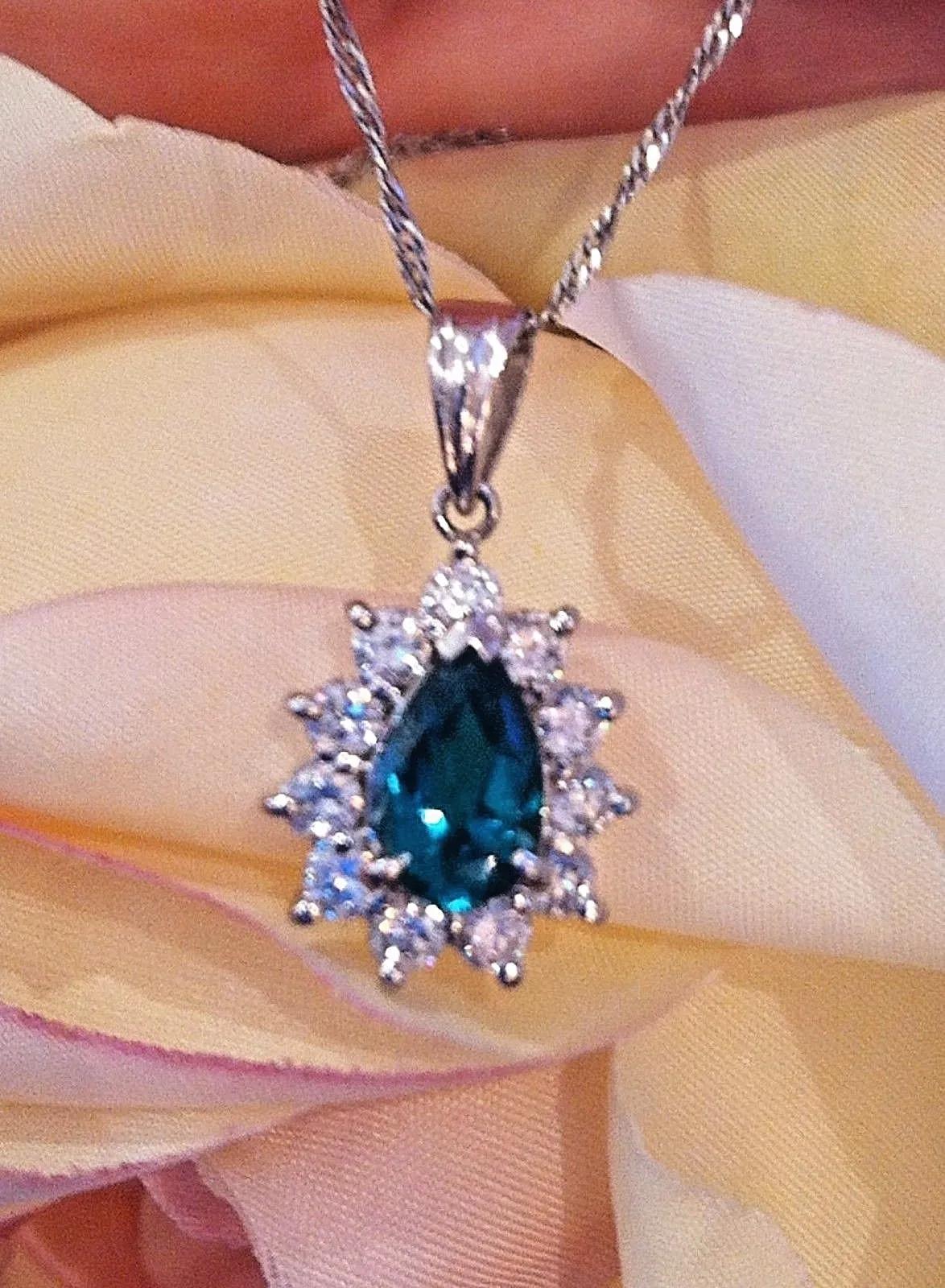 Taille poire Collier pendentif en émeraude en forme de poire et diamants d'un poids total de 2,69 carats en vente