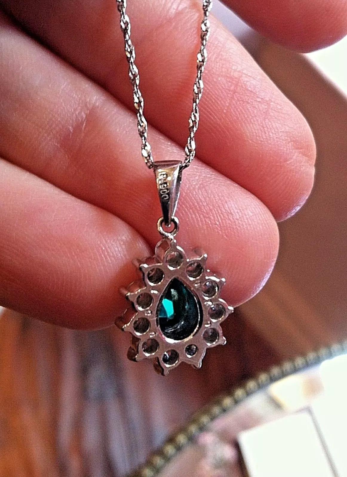 Collier pendentif en émeraude en forme de poire et diamants d'un poids total de 2,69 carats Excellent état - En vente à La Jolla, CA