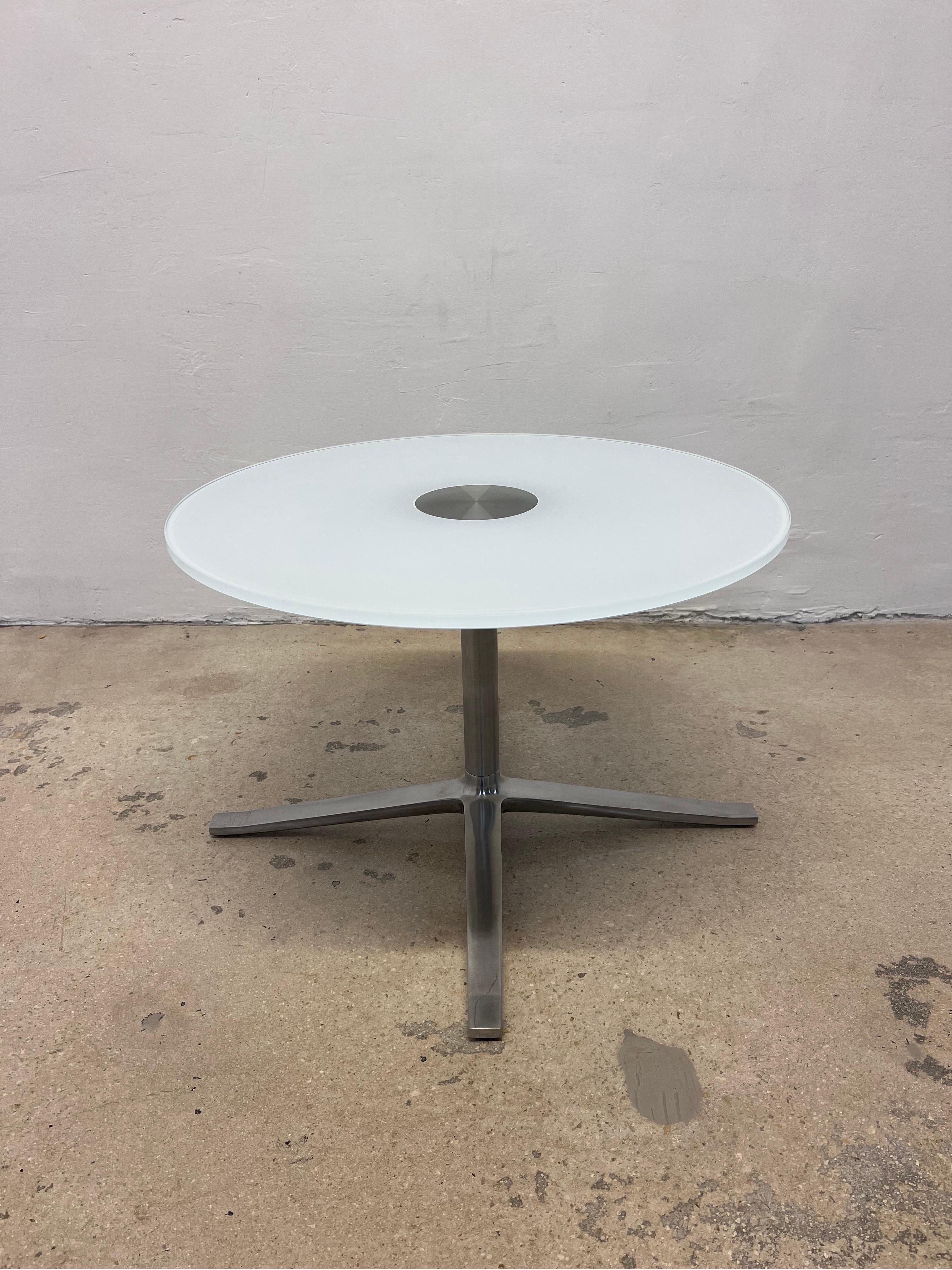 Pearson Lloyd Bob's Side Tables With Round Glass Tops for Coalesse, a Pair In Good Condition For Sale In Miami, FL