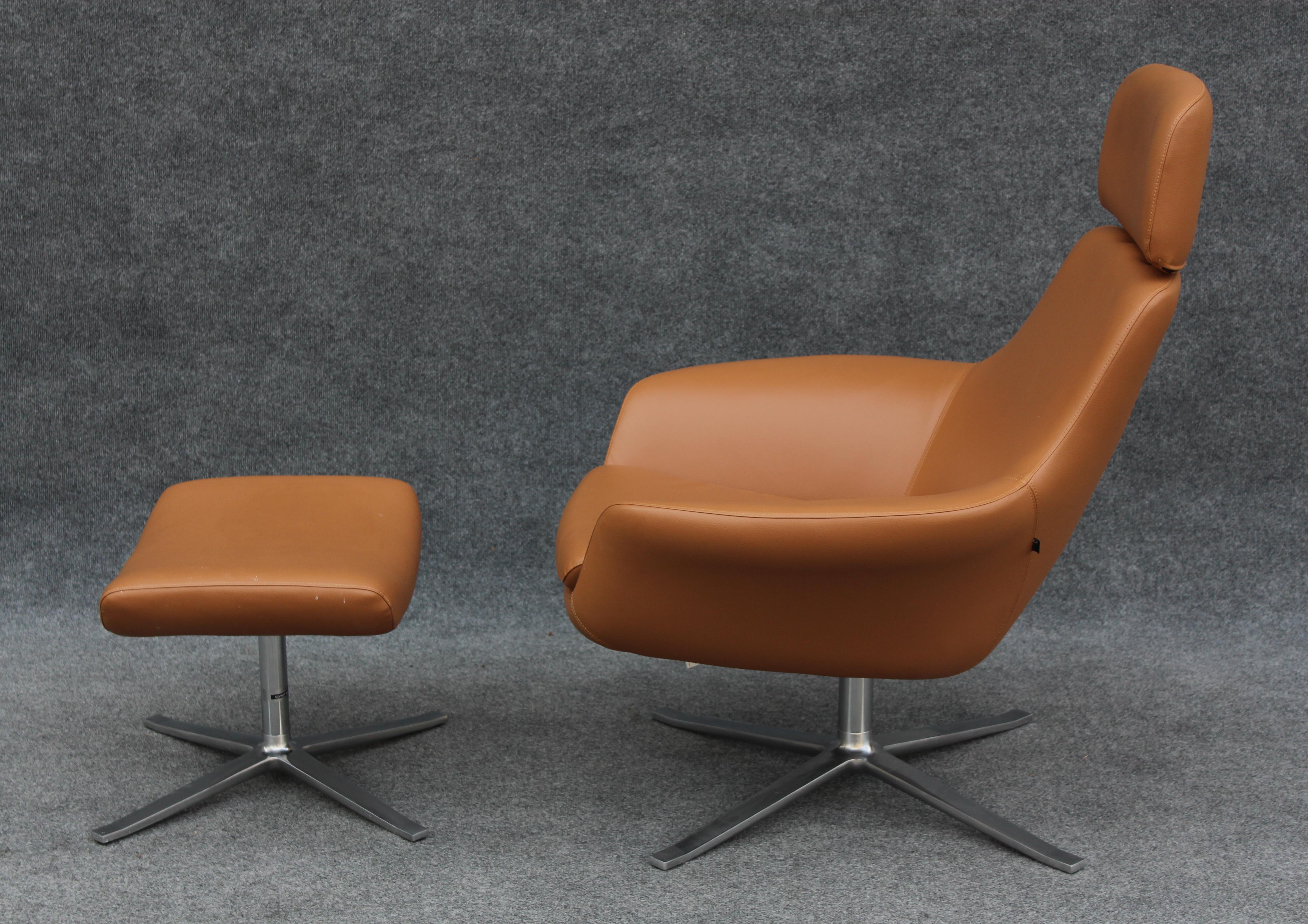 Conçue par Pearson Lloyds, cette superbe chaise a été fabriquée par Steelcase sous le nom de Coalesse, qui s'est défini pour ses meubles futuristes et son excellente qualité de production. Sa couleur fauve n'est pas actuellement en vente chez