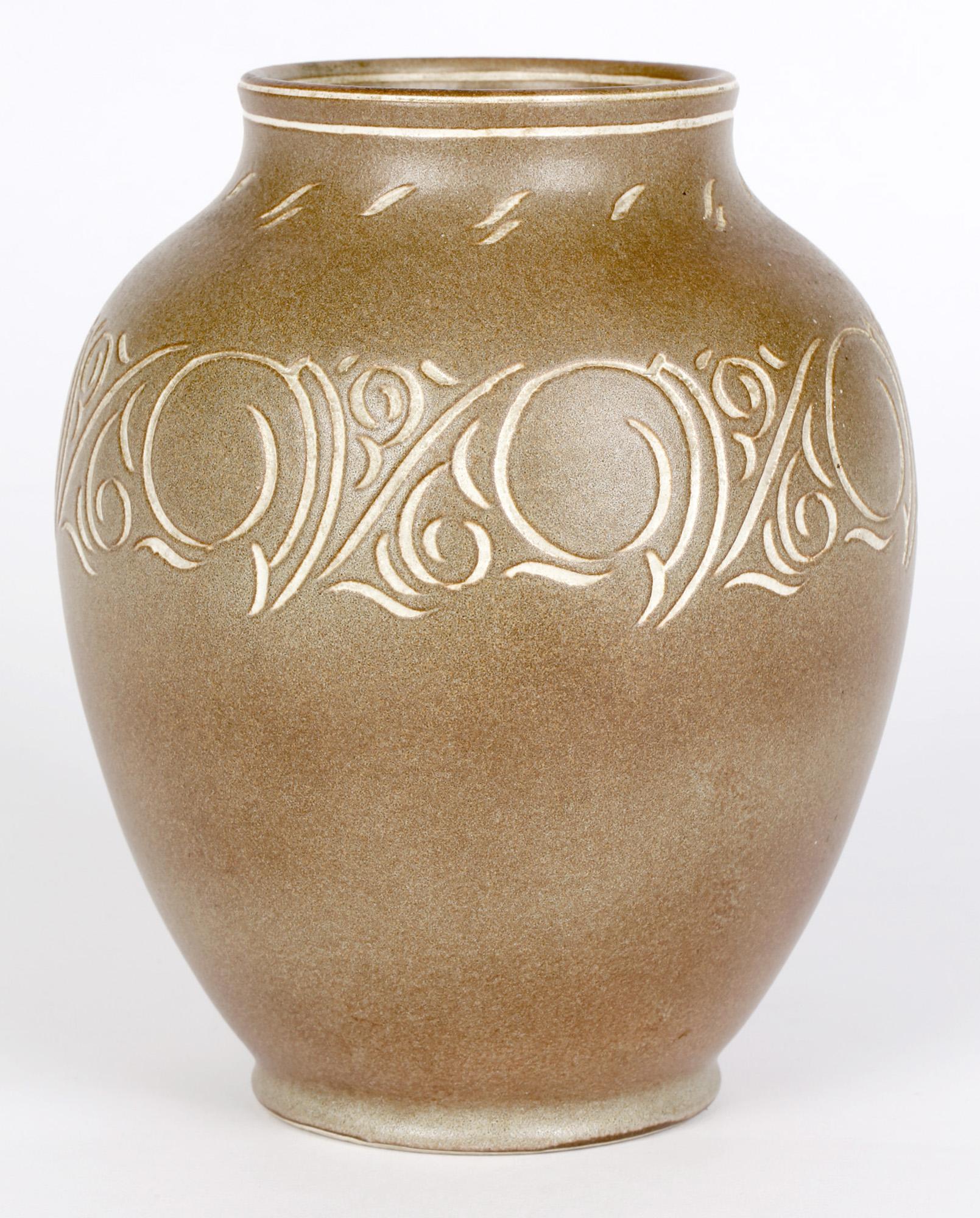 Élégant vase en grès anglais du milieu du siècle, à glaçage brun et motif incisé, fabriqué par Pearsons de Chesterfield et datant d'environ 1960. Le vase bulbeux arrondi, fabriqué à partir d'une argile de couleur blanche, présente un motif abstrait