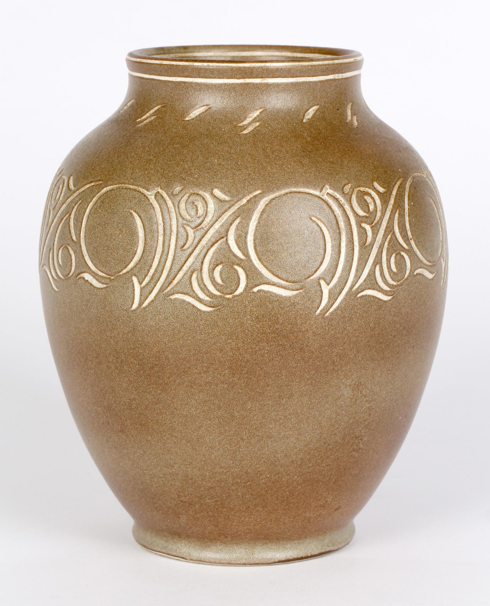 Fait main Vase d'art en grès incisé du milieu du siècle Pearsons of Chesterfield en vente
