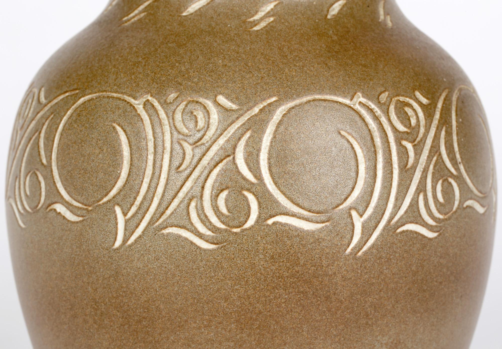 20ième siècle Vase d'art en grès incisé du milieu du siècle Pearsons of Chesterfield en vente
