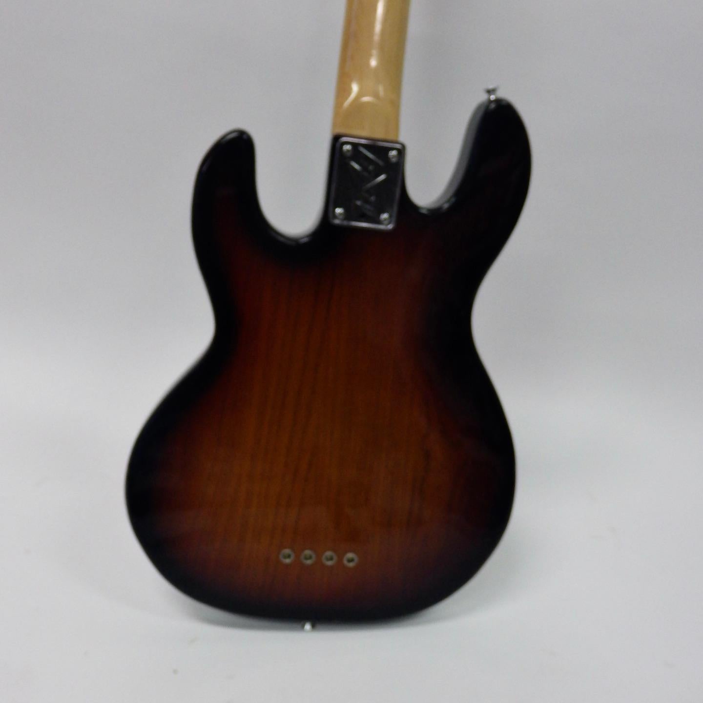 Peavey T 40 Bass Guitar with Original Hard Case 2