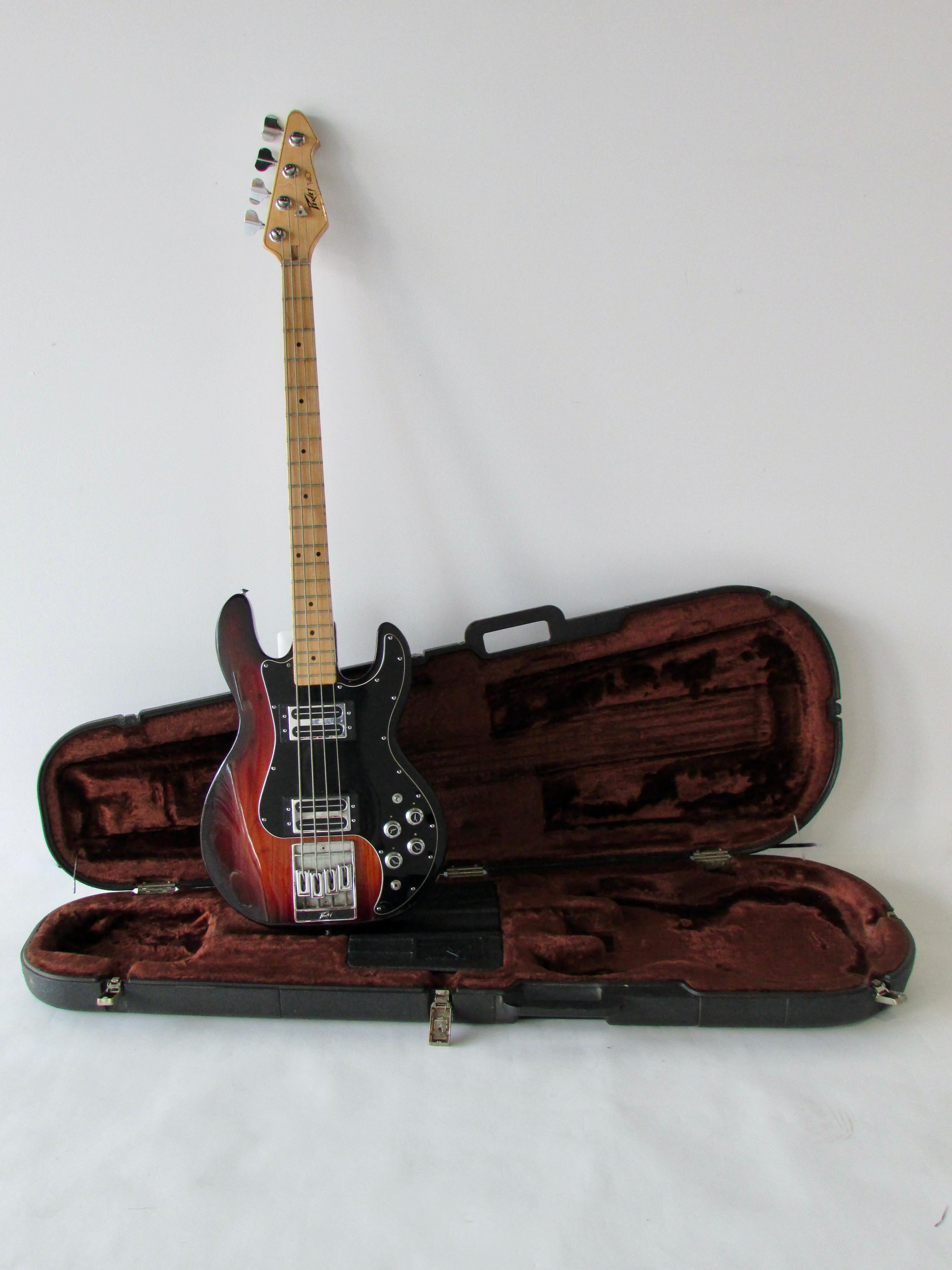 Peavey T 40 Bass Guitar with Original Hard Case 8