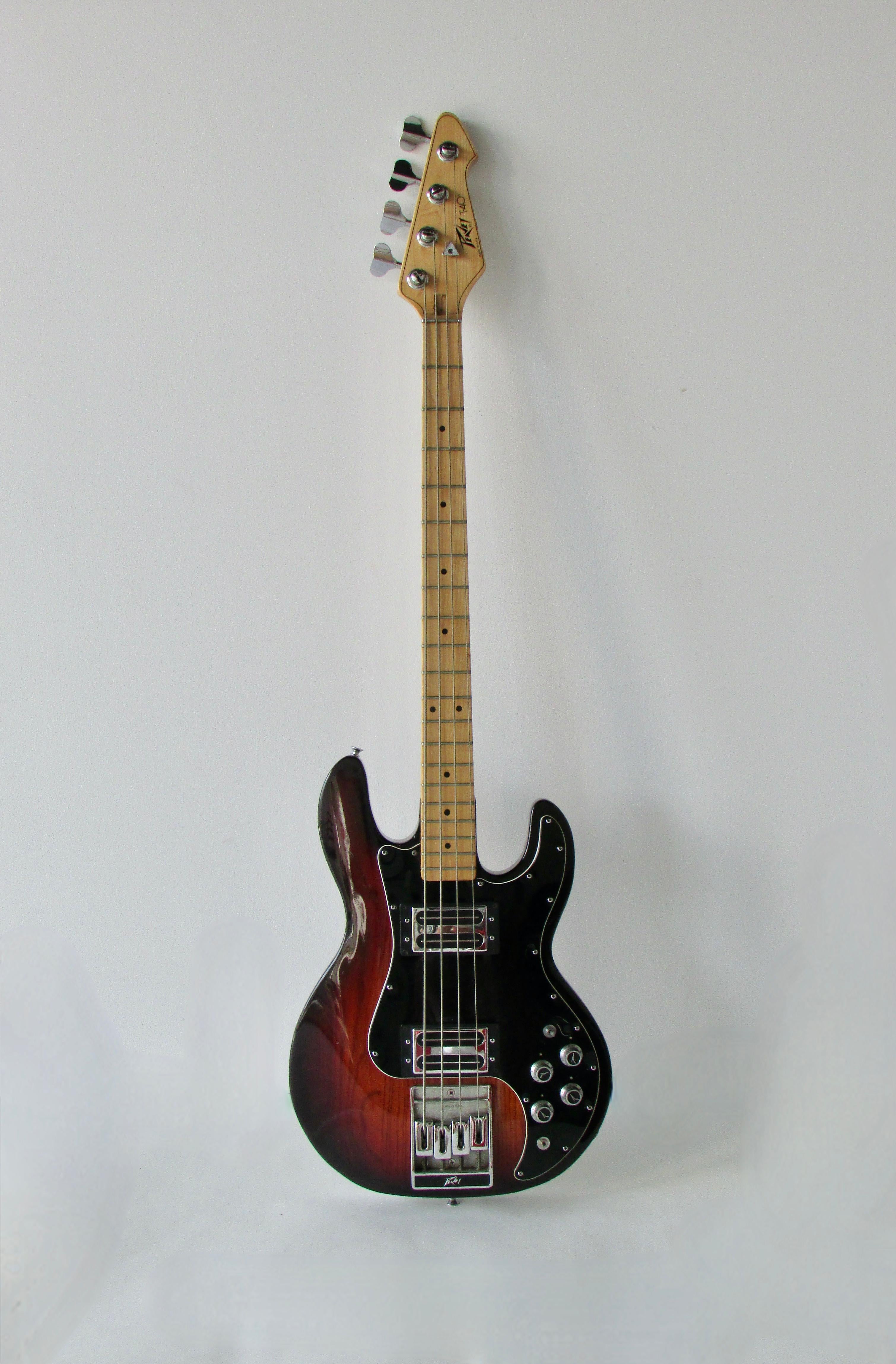 Peavey T 40 Bass Guitar with Original Hard Case 9