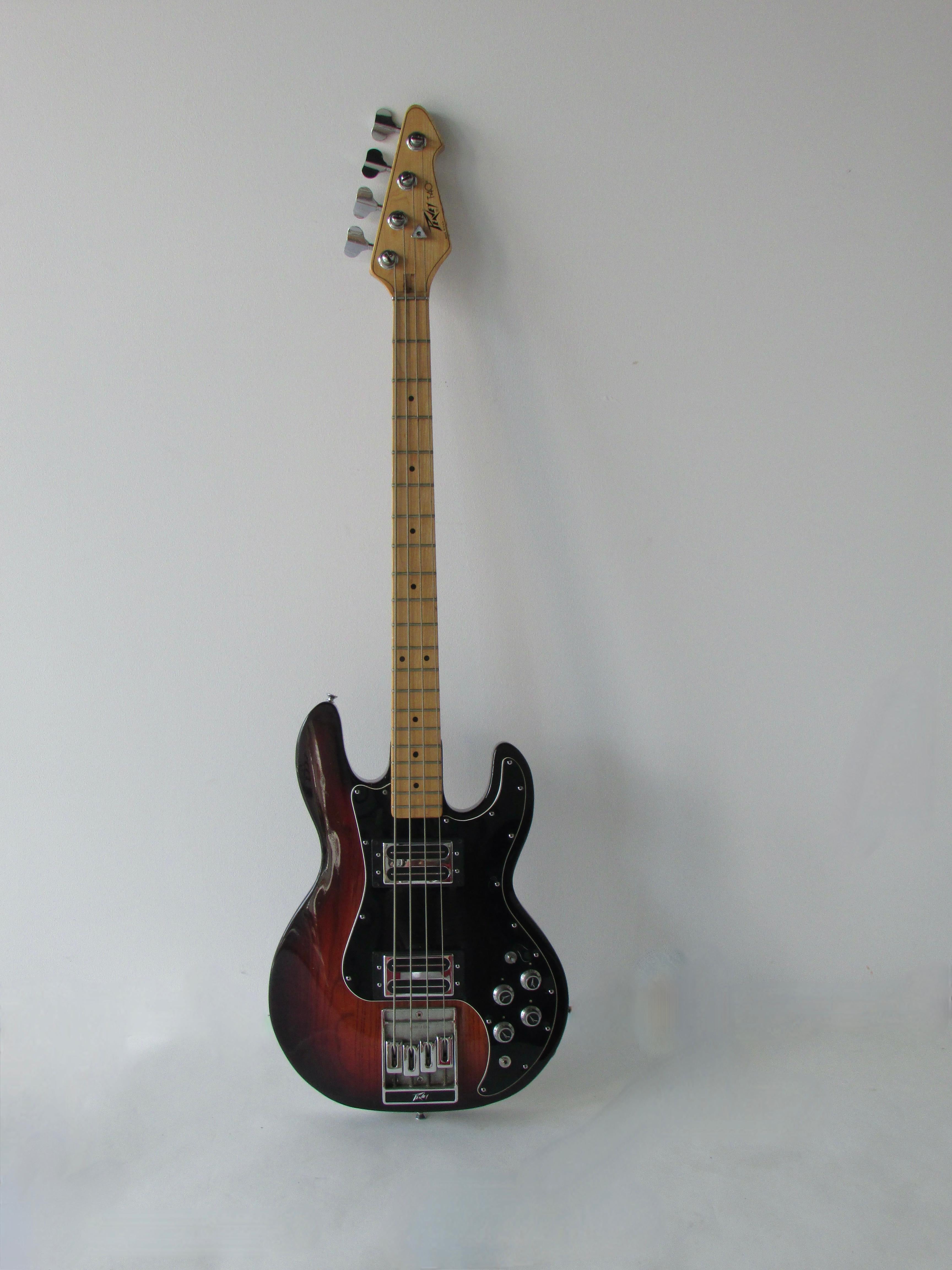 Peavey T 40 Bass Guitar with Original Hard Case 10