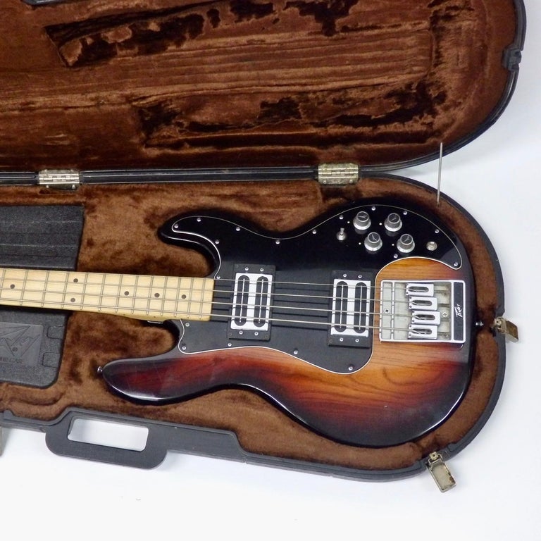 Peavey T 40 Bassgitarre mit Original Hartschalenkoffer bei 1stDibs